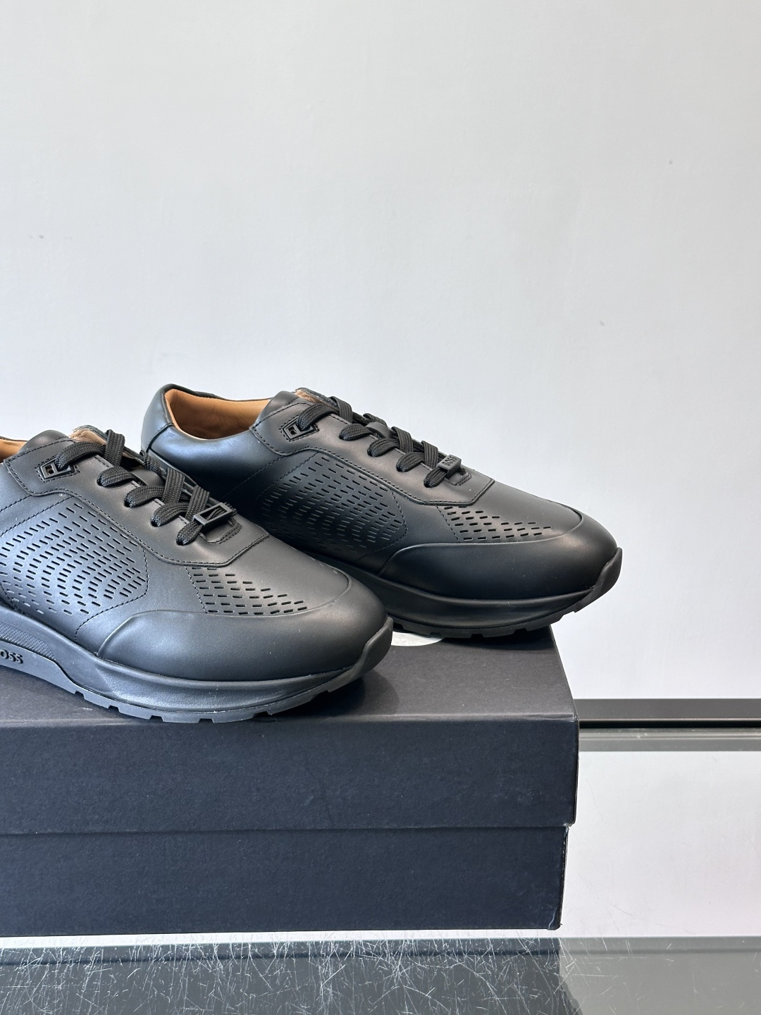 👟BOSS休闲运动鞋，优质牛皮➕透气网面，简约又有细节感✨。橡胶鞋底，耐磨又舒适，日常通勤、休闲都OK！