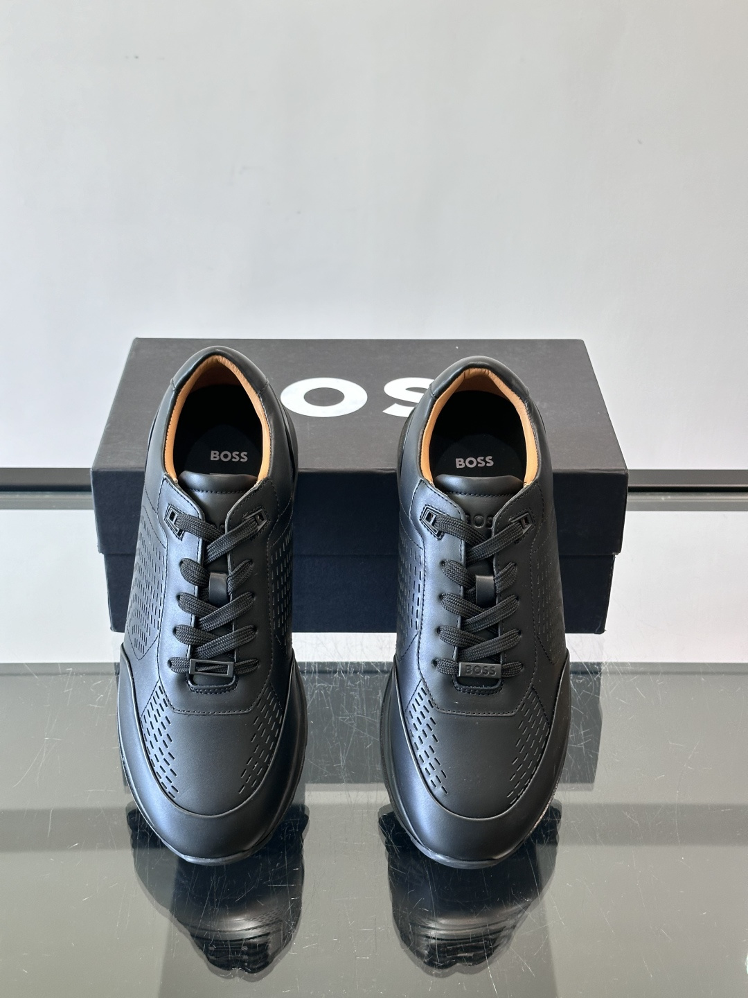 👟BOSS休闲运动鞋，优质牛皮➕透气网面，简约又有细节感✨。橡胶鞋底，耐磨又舒适，日常通勤、休闲都OK！