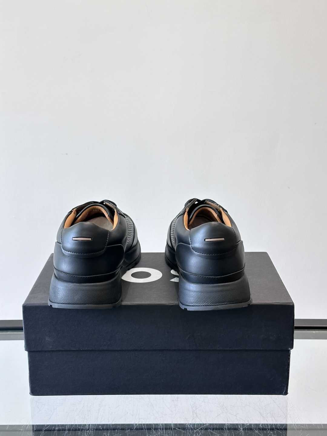 👟BOSS休闲运动鞋，优质牛皮➕透气网面，简约又有细节感✨。橡胶鞋底，耐磨又舒适，日常通勤、休闲都OK！