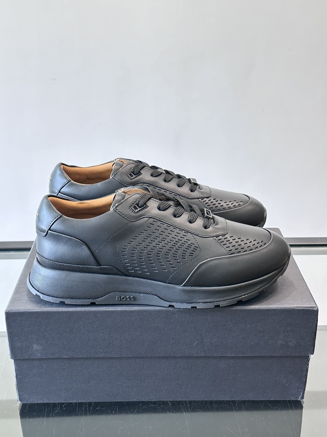 👟BOSS休闲运动鞋，优质牛皮➕透气网面，简约又有细节感✨。橡胶鞋底，耐磨又舒适，日常通勤、休闲都OK！