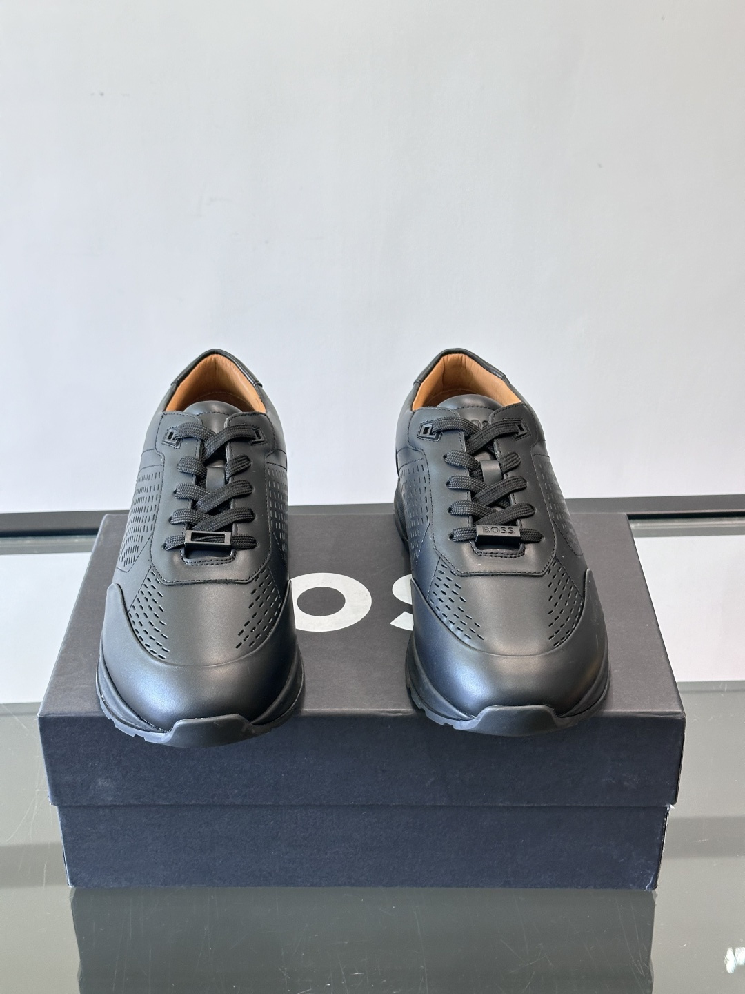 👟BOSS休闲运动鞋，优质牛皮➕透气网面，简约又有细节感✨。橡胶鞋底，耐磨又舒适，日常通勤、休闲都OK！