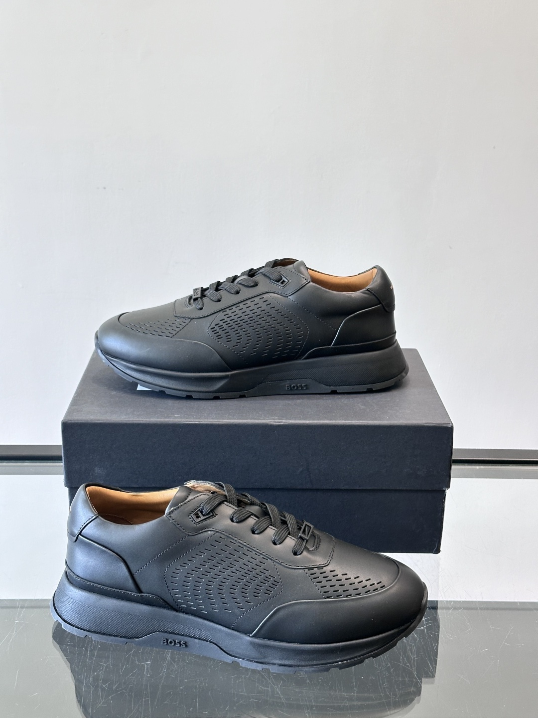 👟BOSS休闲运动鞋，优质牛皮➕透气网面，简约又有细节感✨。橡胶鞋底，耐磨又舒适，日常通勤、休闲都OK！