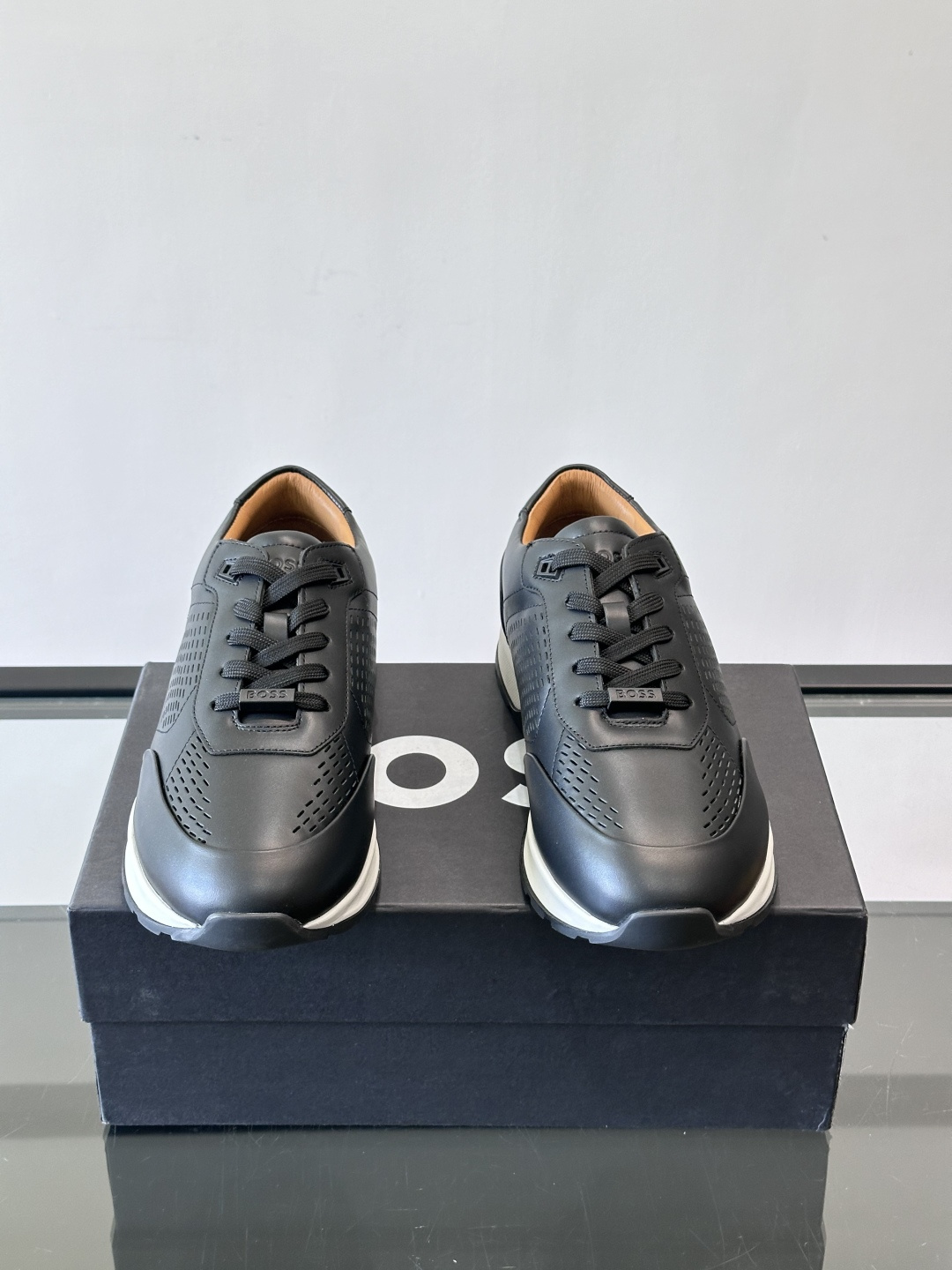 👟BOSS休闲运动鞋，优质牛皮➕透气网面，简约又有细节感✨。橡胶鞋底，耐磨又舒适，日常通勤、休闲都OK！