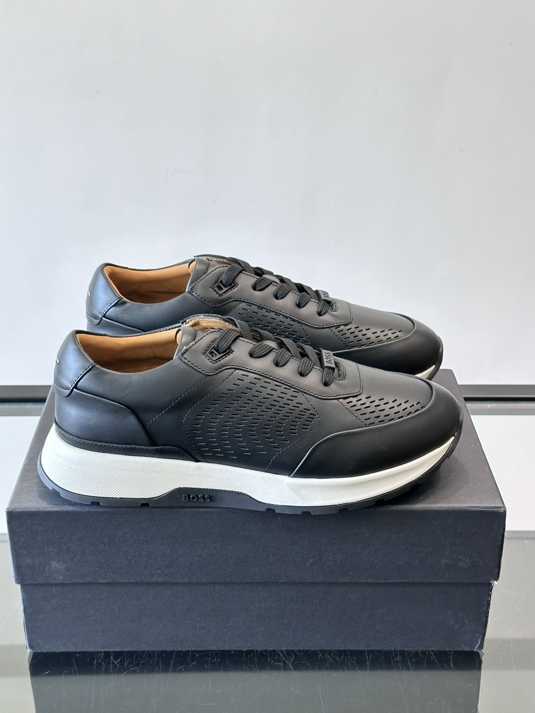 👟BOSS休闲运动鞋，优质牛皮➕透气网面，简约又有细节感✨。橡胶鞋底，耐磨又舒适，日常通勤、休闲都OK！