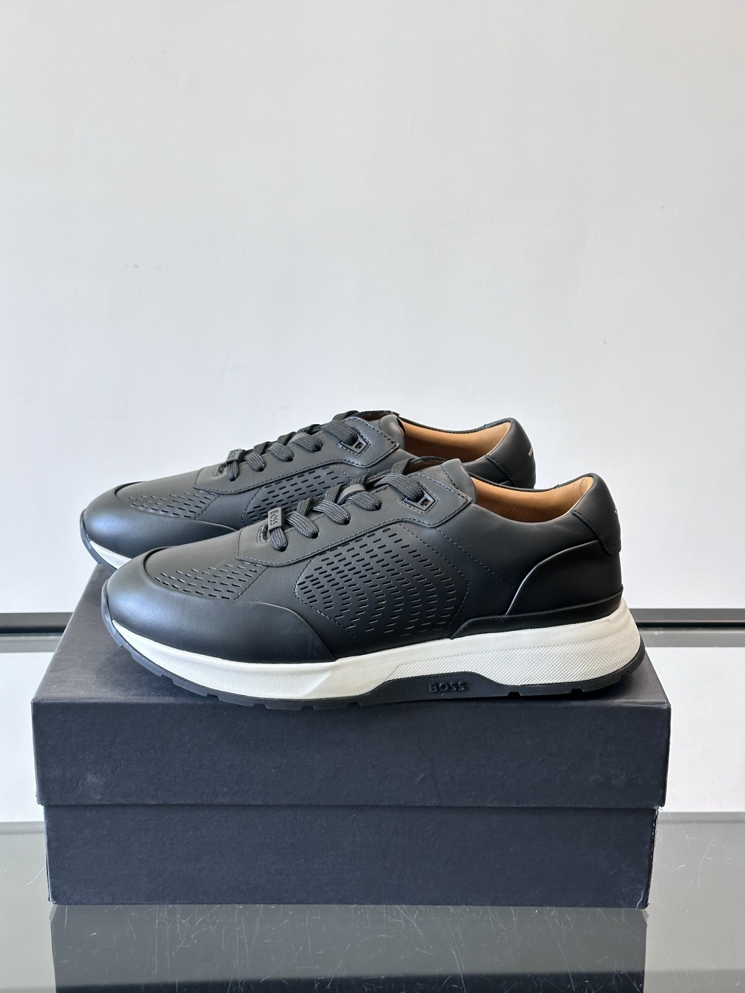 👟BOSS休闲运动鞋，优质牛皮➕透气网面，简约又有细节感✨。橡胶鞋底，耐磨又舒适，日常通勤、休闲都OK！