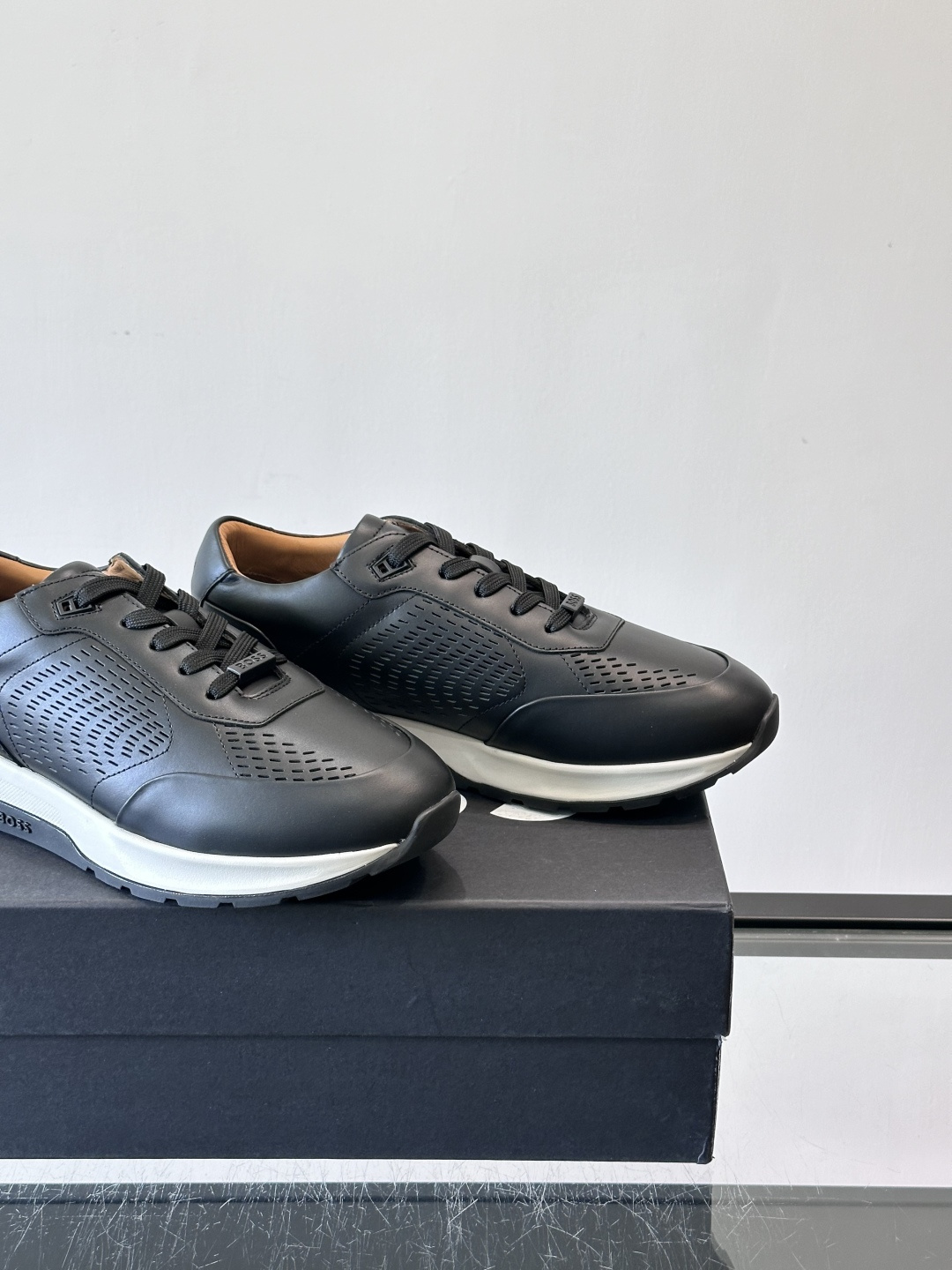 👟BOSS休闲运动鞋，优质牛皮➕透气网面，简约又有细节感✨。橡胶鞋底，耐磨又舒适，日常通勤、休闲都OK！