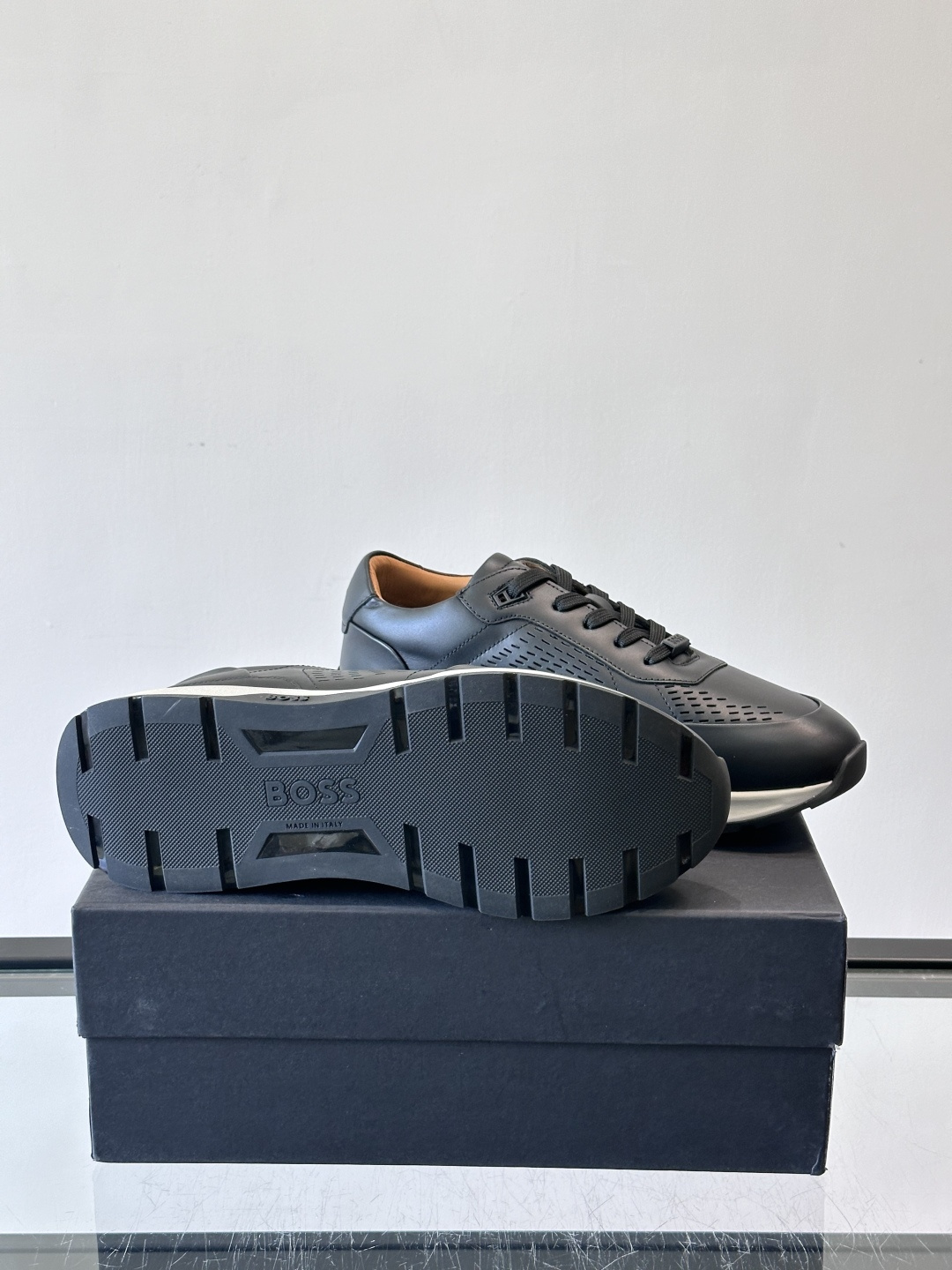 👟BOSS休闲运动鞋，优质牛皮➕透气网面，简约又有细节感✨。橡胶鞋底，耐磨又舒适，日常通勤、休闲都OK！