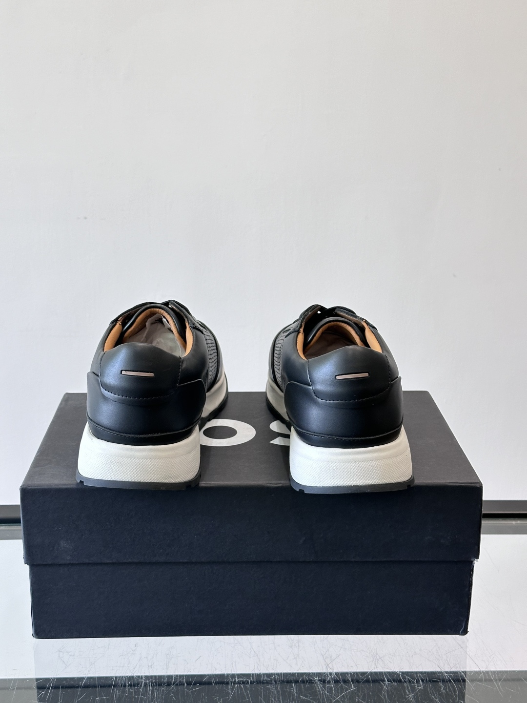 👟BOSS休闲运动鞋，优质牛皮➕透气网面，简约又有细节感✨。橡胶鞋底，耐磨又舒适，日常通勤、休闲都OK！