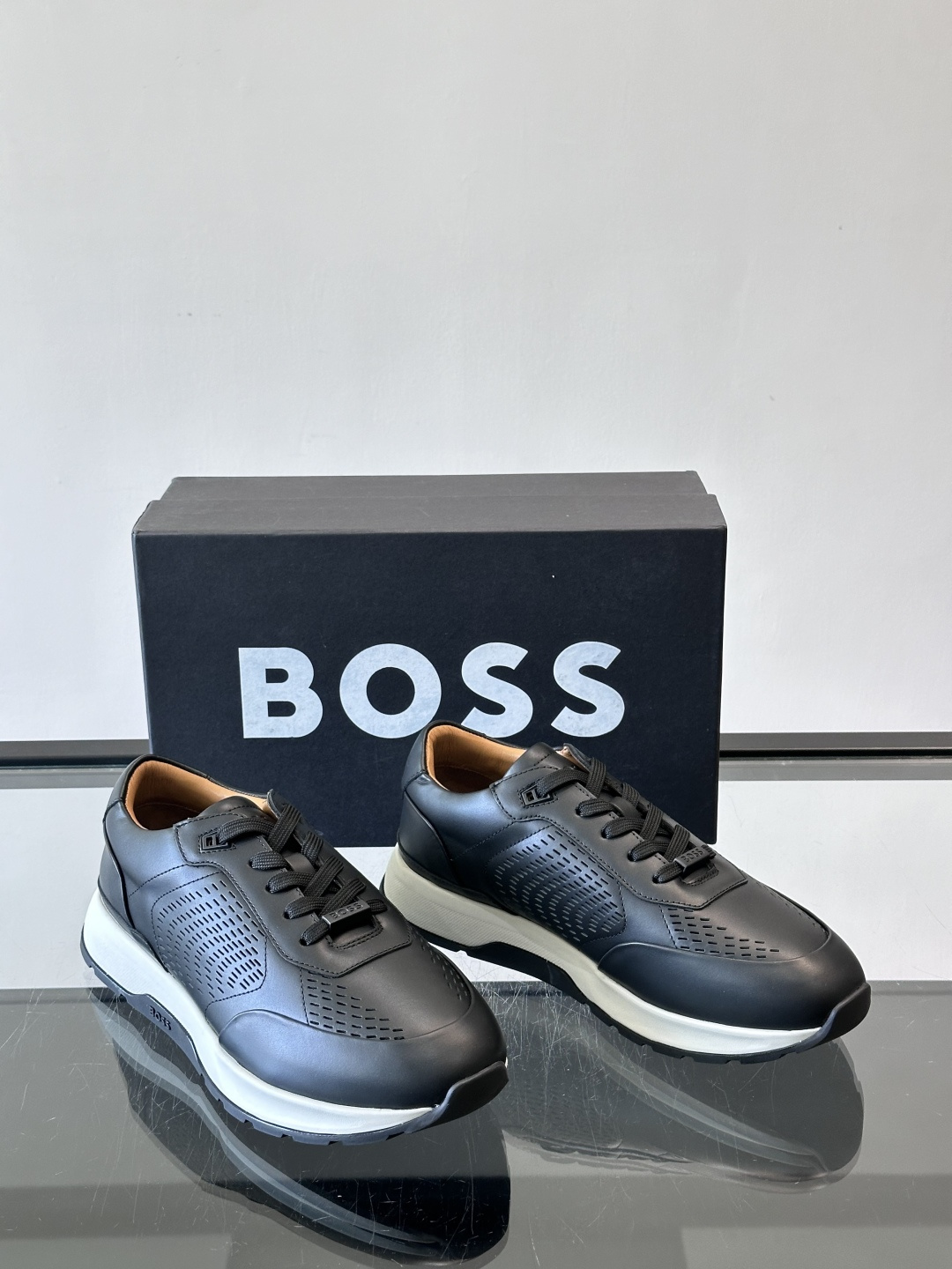 👟BOSS休闲运动鞋，优质牛皮➕透气网面，简约又有细节感✨。橡胶鞋底，耐磨又舒适，日常通勤、休闲都OK！