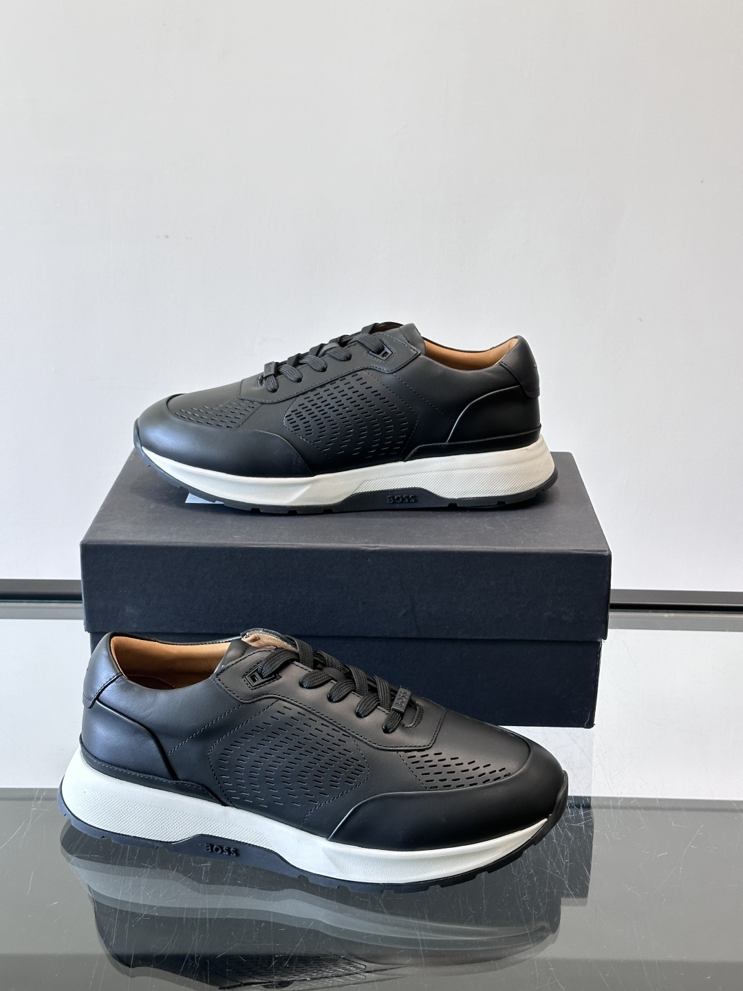 👟BOSS休闲运动鞋，优质牛皮➕透气网面，简约又有细节感✨。橡胶鞋底，耐磨又舒适，日常通勤、休闲都OK！