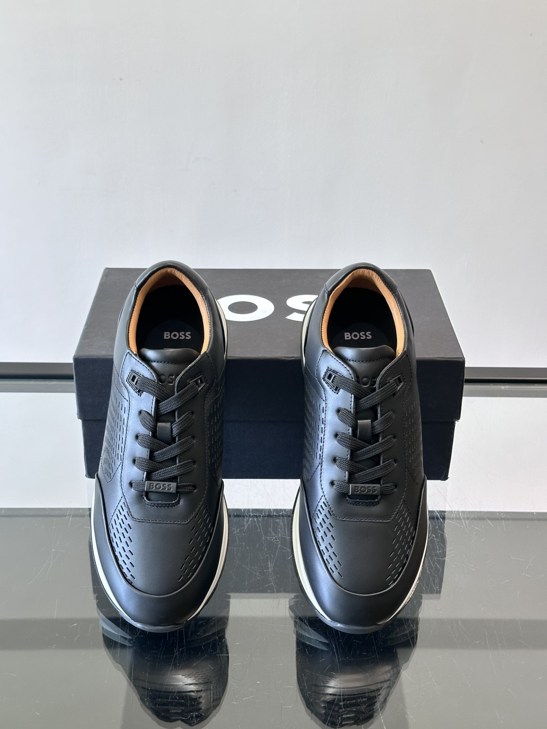 👟BOSS休闲运动鞋，优质牛皮➕透气网面，简约又有细节感✨。橡胶鞋底，耐磨又舒适，日常通勤、休闲都OK！