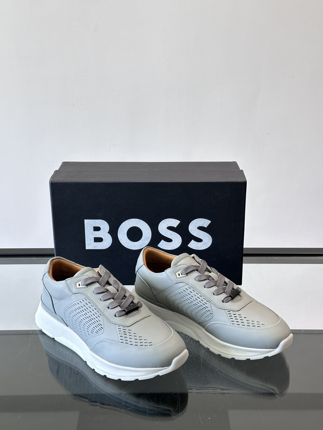 👟BOSS休闲运动鞋，优质牛皮➕透气网面，简约又有细节感✨。橡胶鞋底，耐磨又舒适，日常通勤、休闲都OK！