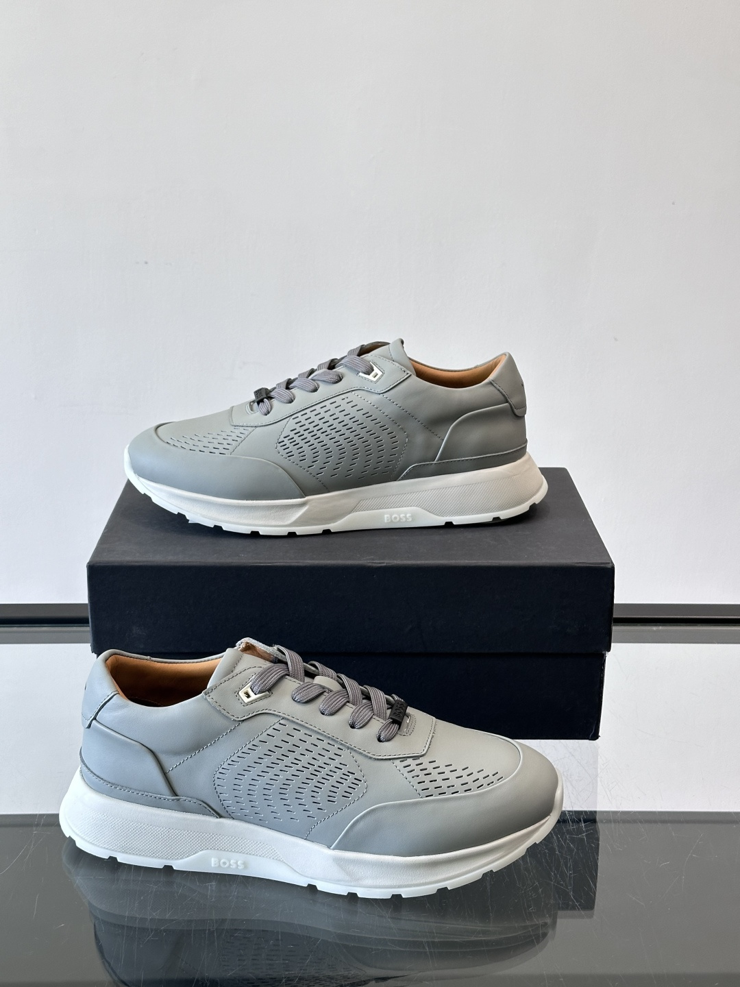 👟BOSS休闲运动鞋，优质牛皮➕透气网面，简约又有细节感✨。橡胶鞋底，耐磨又舒适，日常通勤、休闲都OK！