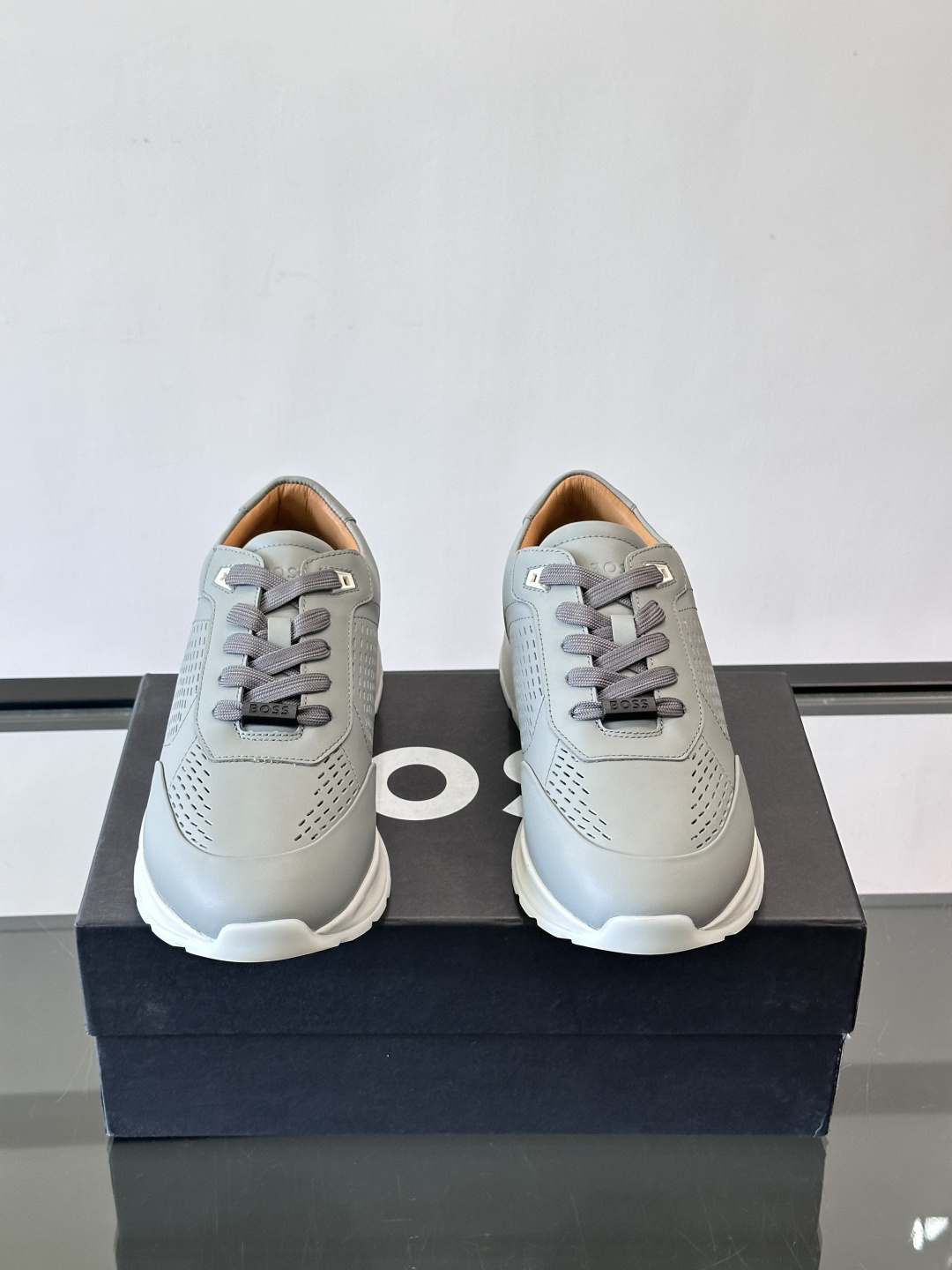 👟BOSS休闲运动鞋，优质牛皮➕透气网面，简约又有细节感✨。橡胶鞋底，耐磨又舒适，日常通勤、休闲都OK！