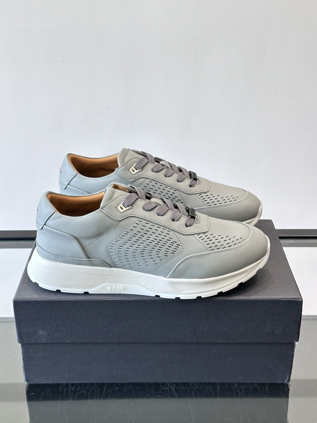 👟BOSS休闲运动鞋，优质牛皮➕透气网面，简约又有细节感✨。橡胶鞋底，耐磨又舒适，日常通勤、休闲都OK！
