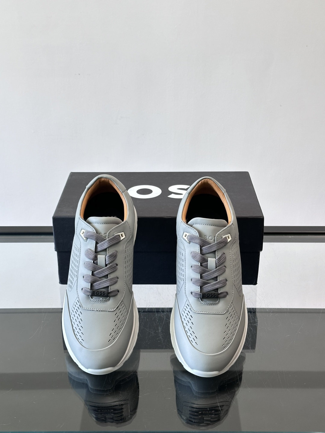 👟BOSS休闲运动鞋，优质牛皮➕透气网面，简约又有细节感✨。橡胶鞋底，耐磨又舒适，日常通勤、休闲都OK！