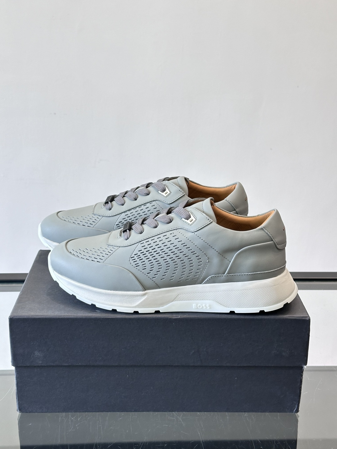 👟BOSS休闲运动鞋，优质牛皮➕透气网面，简约又有细节感✨。橡胶鞋底，耐磨又舒适，日常通勤、休闲都OK！