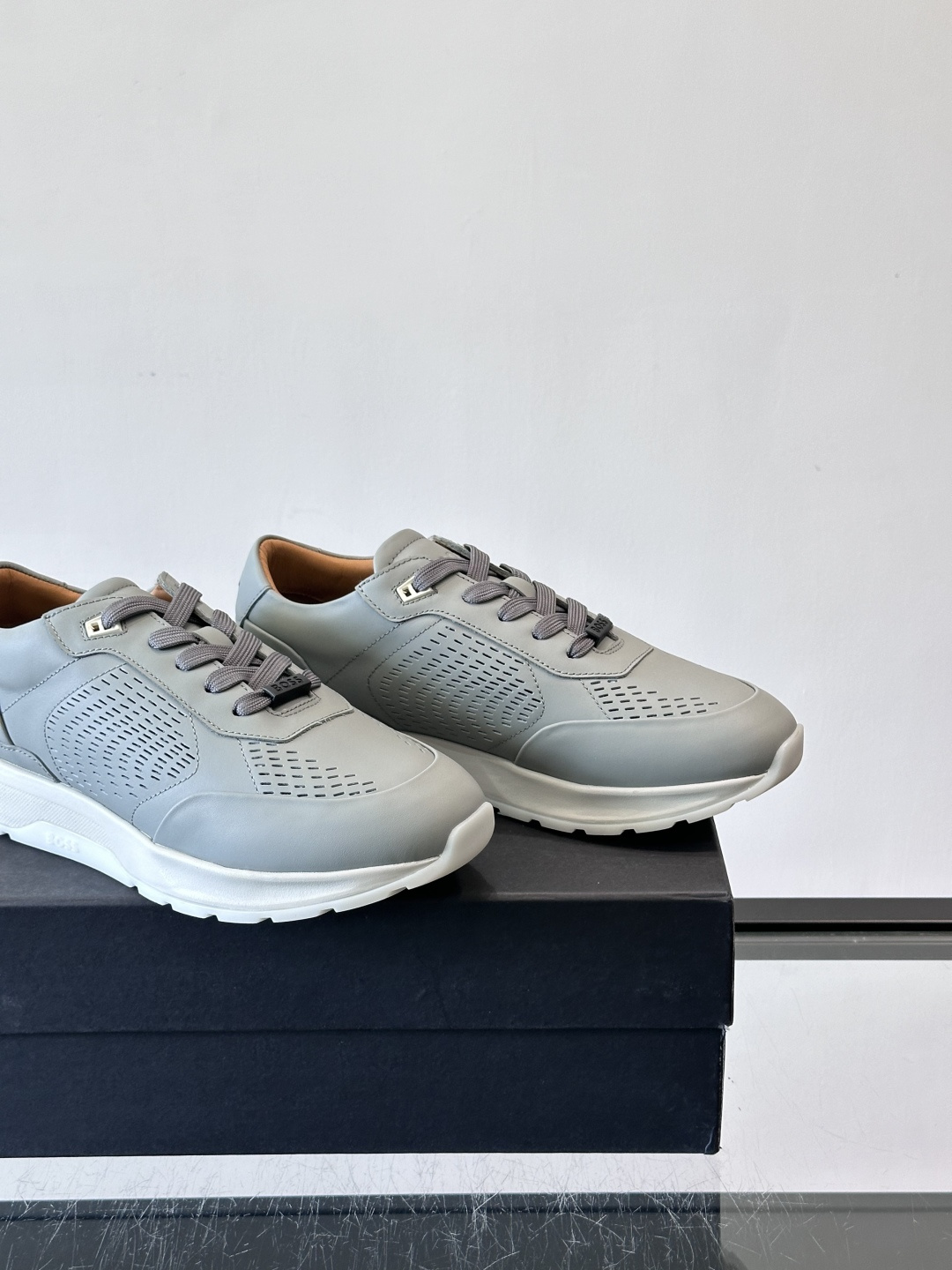 👟BOSS休闲运动鞋，优质牛皮➕透气网面，简约又有细节感✨。橡胶鞋底，耐磨又舒适，日常通勤、休闲都OK！