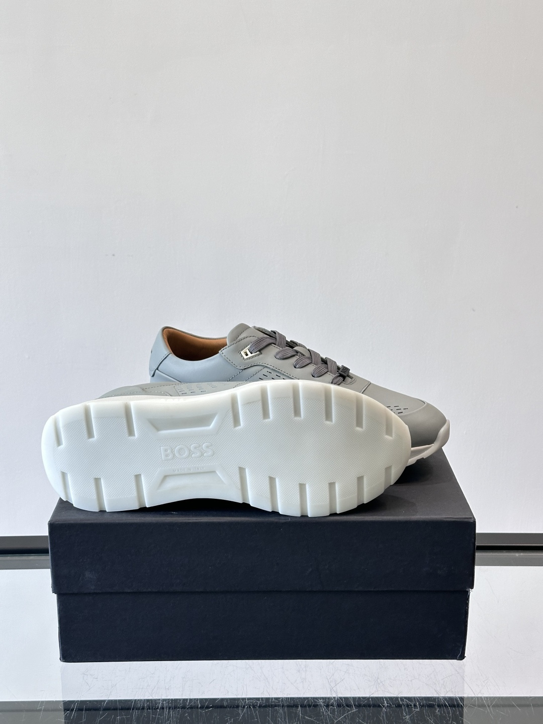 👟BOSS休闲运动鞋，优质牛皮➕透气网面，简约又有细节感✨。橡胶鞋底，耐磨又舒适，日常通勤、休闲都OK！