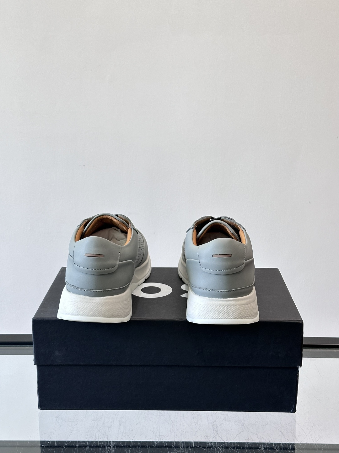 👟BOSS休闲运动鞋，优质牛皮➕透气网面，简约又有细节感✨。橡胶鞋底，耐磨又舒适，日常通勤、休闲都OK！