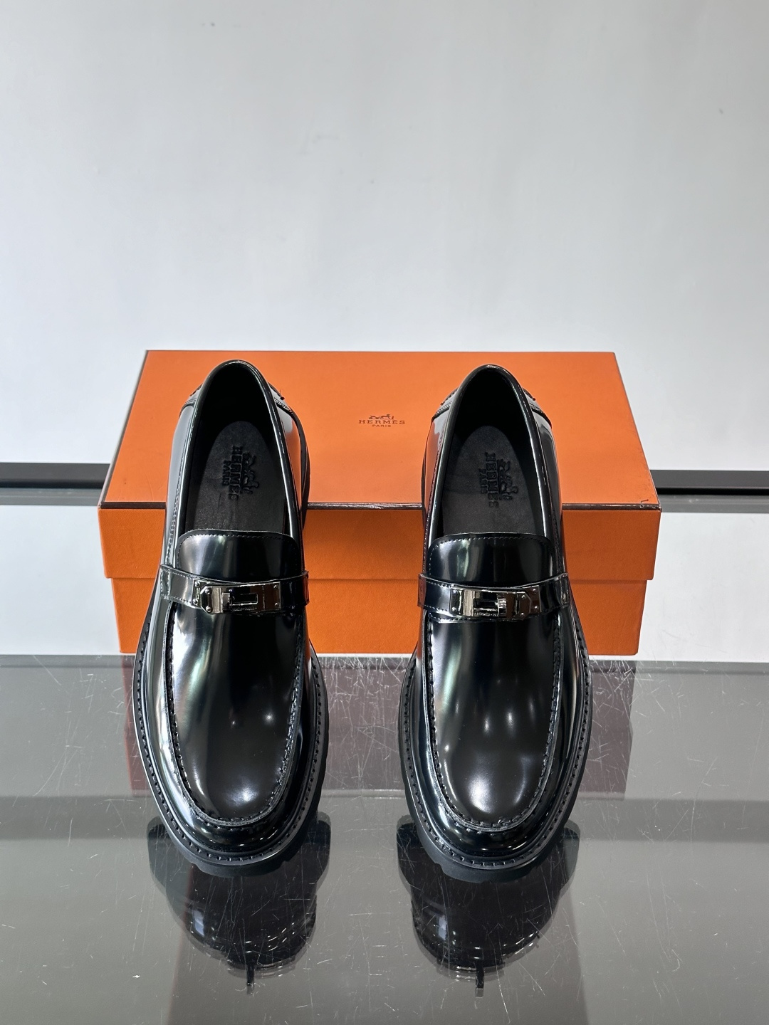 ​​👞爱马仕Icone乐福鞋，光面小牛皮+Kelly金属扣，低调又有质感✨。厚底设计轻盈舒适，意大利制造