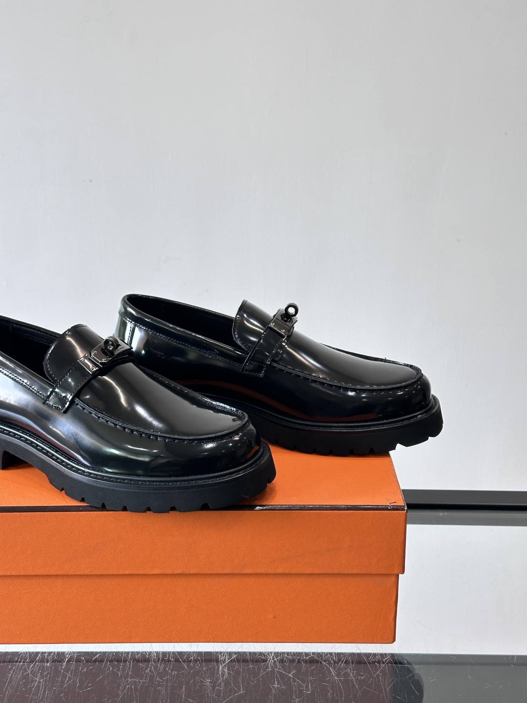 ​​👞爱马仕Icone乐福鞋，光面小牛皮+Kelly金属扣，低调又有质感✨。厚底设计轻盈舒适，意大利制造