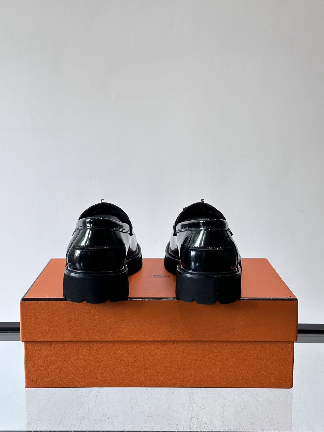 ​​👞爱马仕Icone乐福鞋，光面小牛皮+Kelly金属扣，低调又有质感✨。厚底设计轻盈舒适，意大利制造