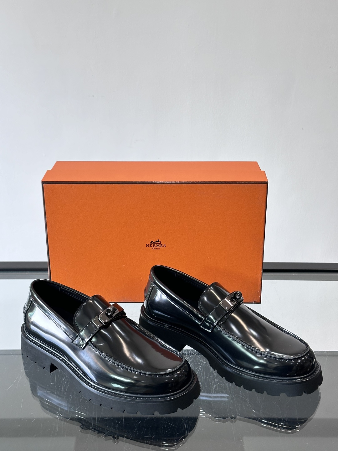 ​​👞爱马仕Icone乐福鞋，光面小牛皮+Kelly金属扣，低调又有质感✨。厚底设计轻盈舒适，意大利制造