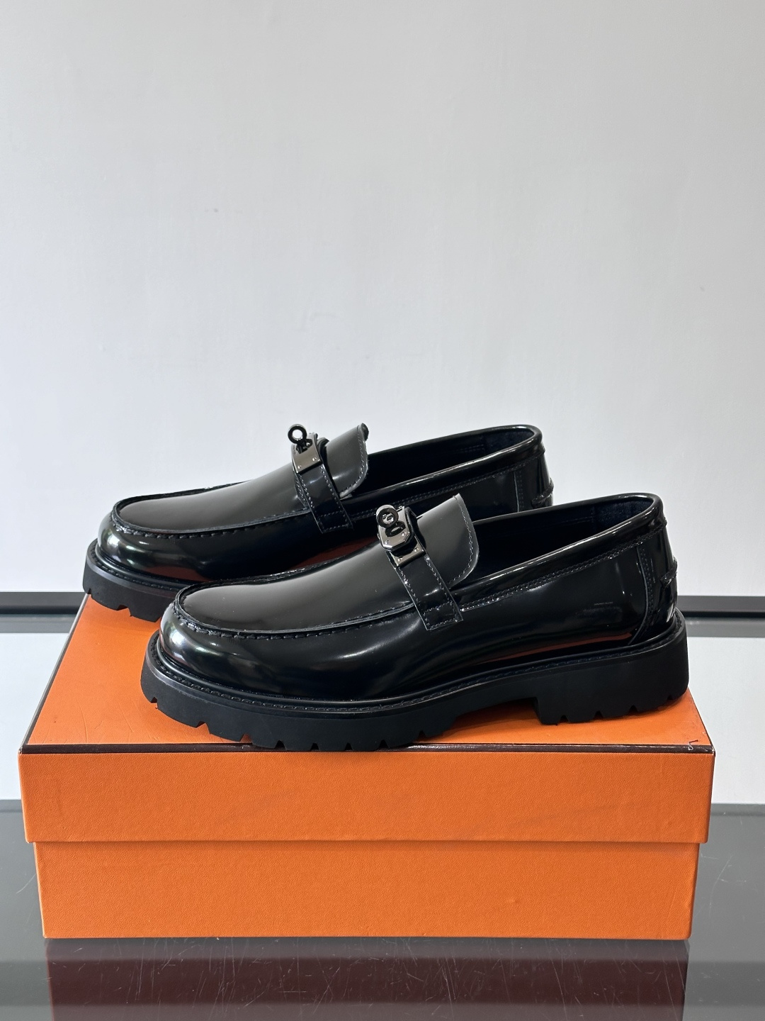 ​​👞爱马仕Icone乐福鞋，光面小牛皮+Kelly金属扣，低调又有质感✨。厚底设计轻盈舒适，意大利制造