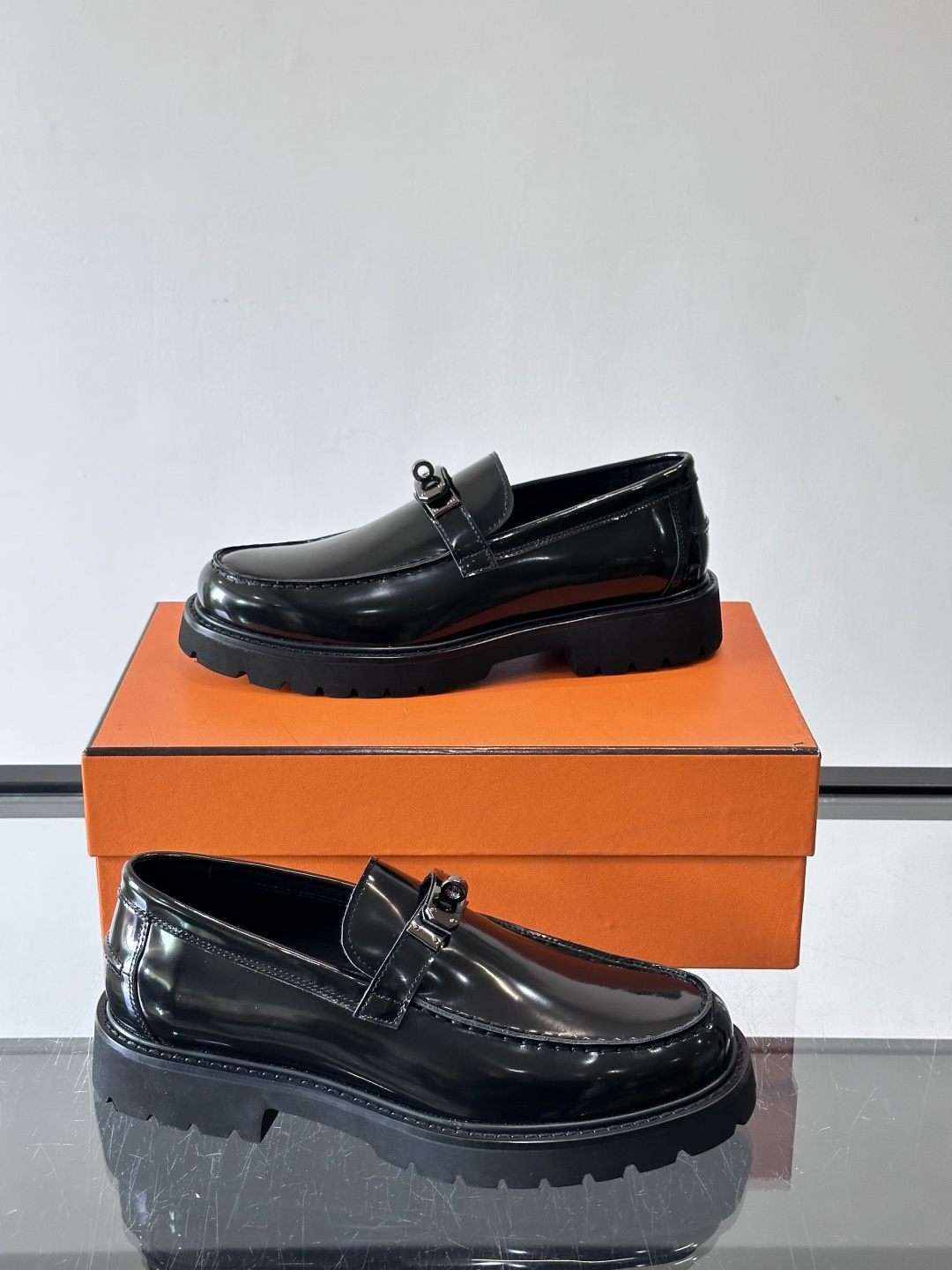 ​​👞爱马仕Icone乐福鞋，光面小牛皮+Kelly金属扣，低调又有质感✨。厚底设计轻盈舒适，意大利制造