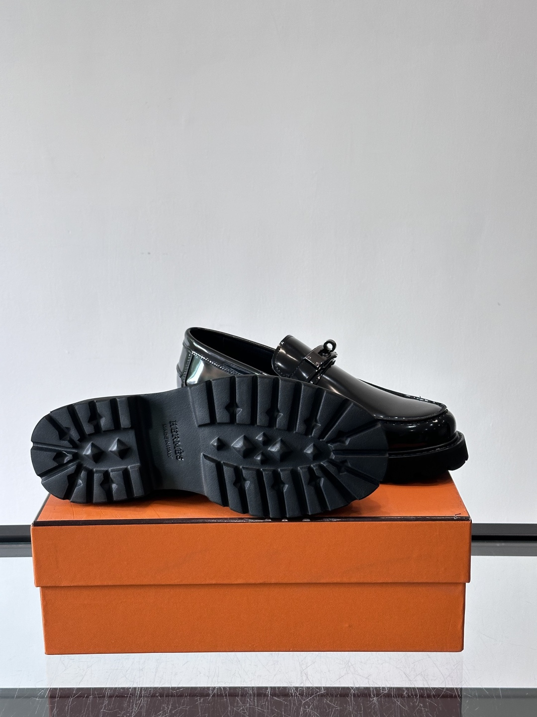 ​​👞爱马仕Icone乐福鞋，光面小牛皮+Kelly金属扣，低调又有质感✨。厚底设计轻盈舒适，意大利制造