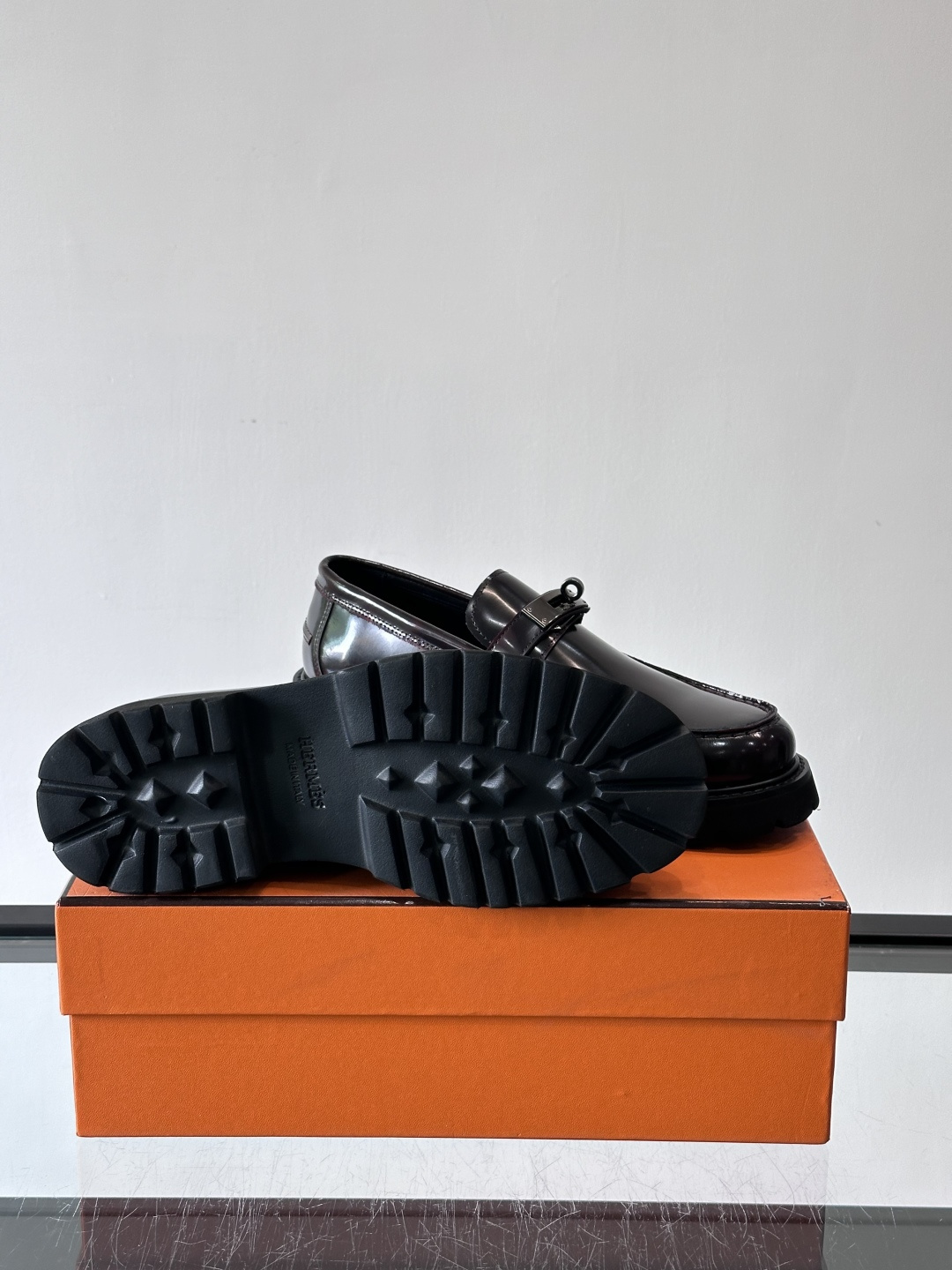 ​​👞爱马仕Icone乐福鞋，光面小牛皮+Kelly金属扣，低调又有质感✨。厚底设计轻盈舒适，意大利制造