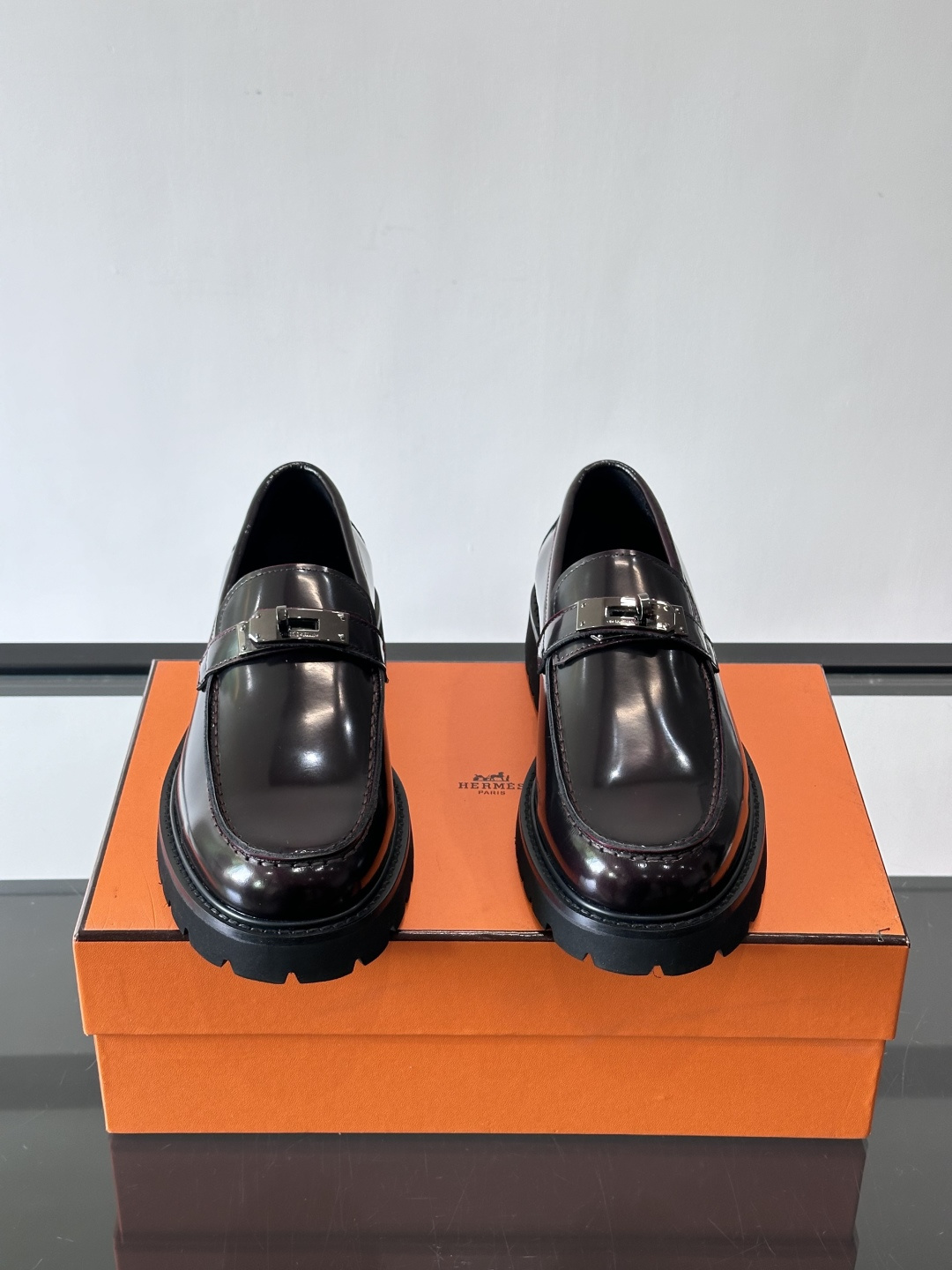 ​​👞爱马仕Icone乐福鞋，光面小牛皮+Kelly金属扣，低调又有质感✨。厚底设计轻盈舒适，意大利制造