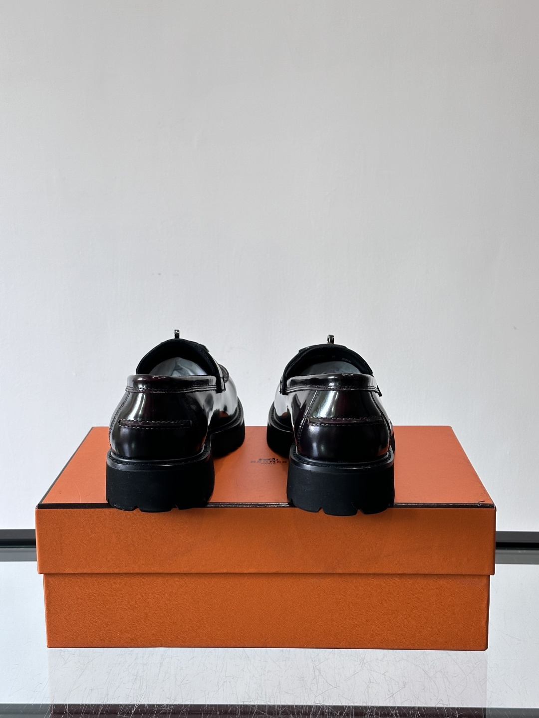 ​​👞爱马仕Icone乐福鞋，光面小牛皮+Kelly金属扣，低调又有质感✨。厚底设计轻盈舒适，意大利制造