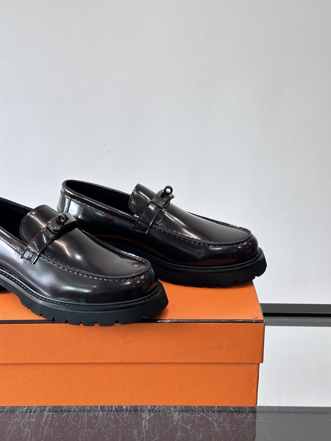 ​​👞爱马仕Icone乐福鞋，光面小牛皮+Kelly金属扣，低调又有质感✨。厚底设计轻盈舒适，意大利制造