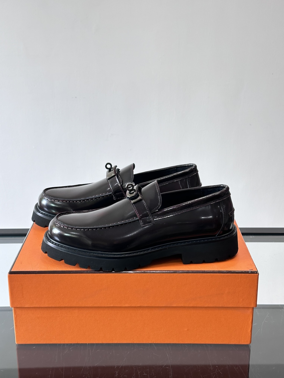 ​​👞爱马仕Icone乐福鞋，光面小牛皮+Kelly金属扣，低调又有质感✨。厚底设计轻盈舒适，意大利制造