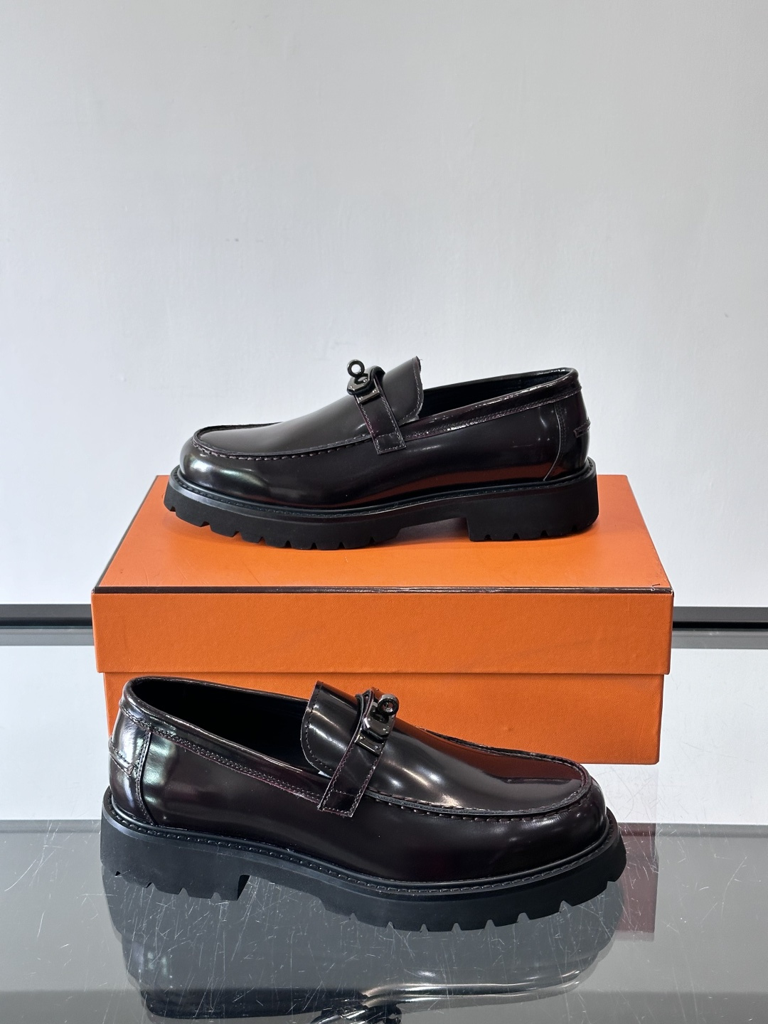 ​​👞爱马仕Icone乐福鞋，光面小牛皮+Kelly金属扣，低调又有质感✨。厚底设计轻盈舒适，意大利制造