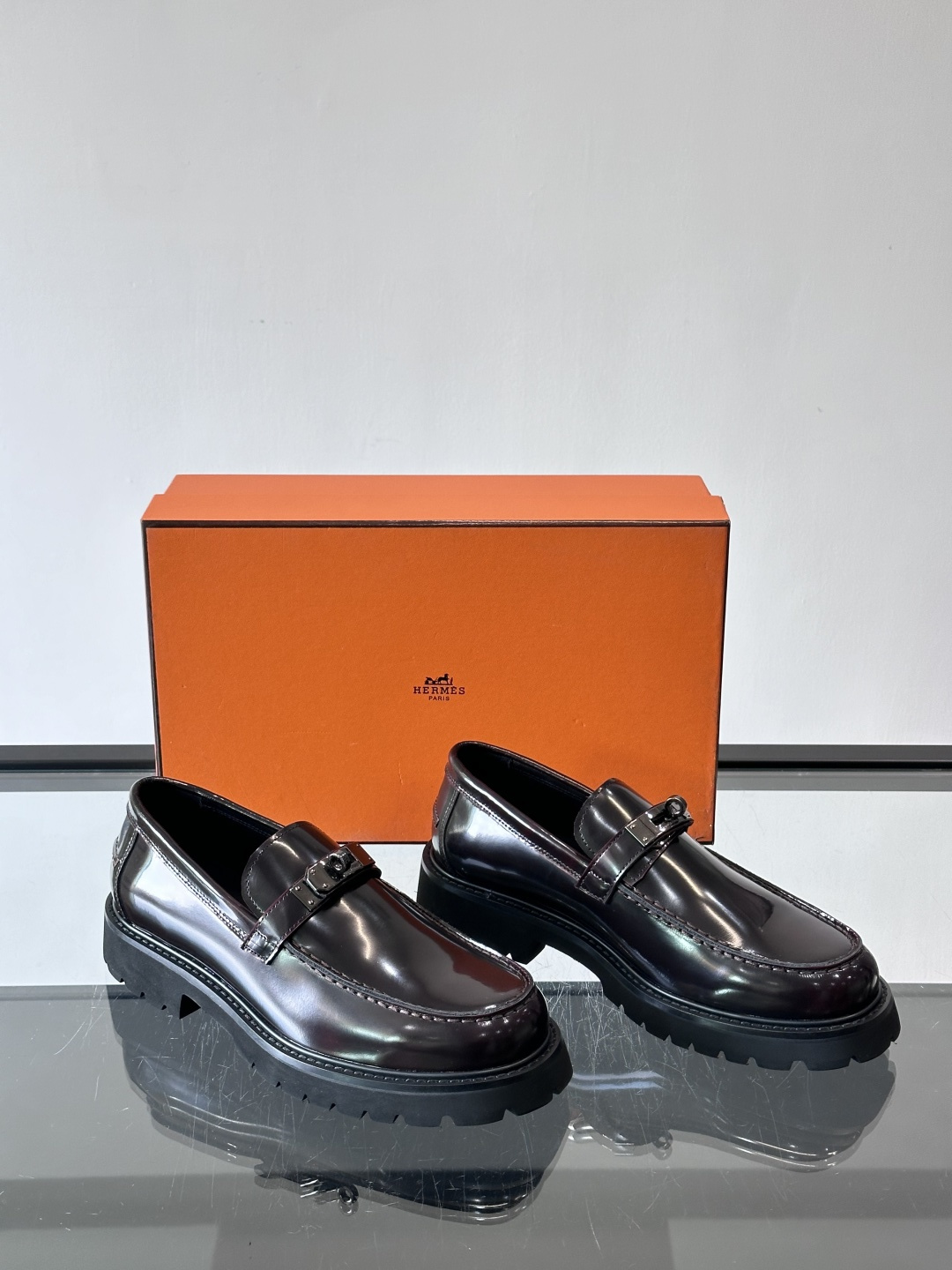 ​​👞爱马仕Icone乐福鞋，光面小牛皮+Kelly金属扣，低调又有质感✨。厚底设计轻盈舒适，意大利制造