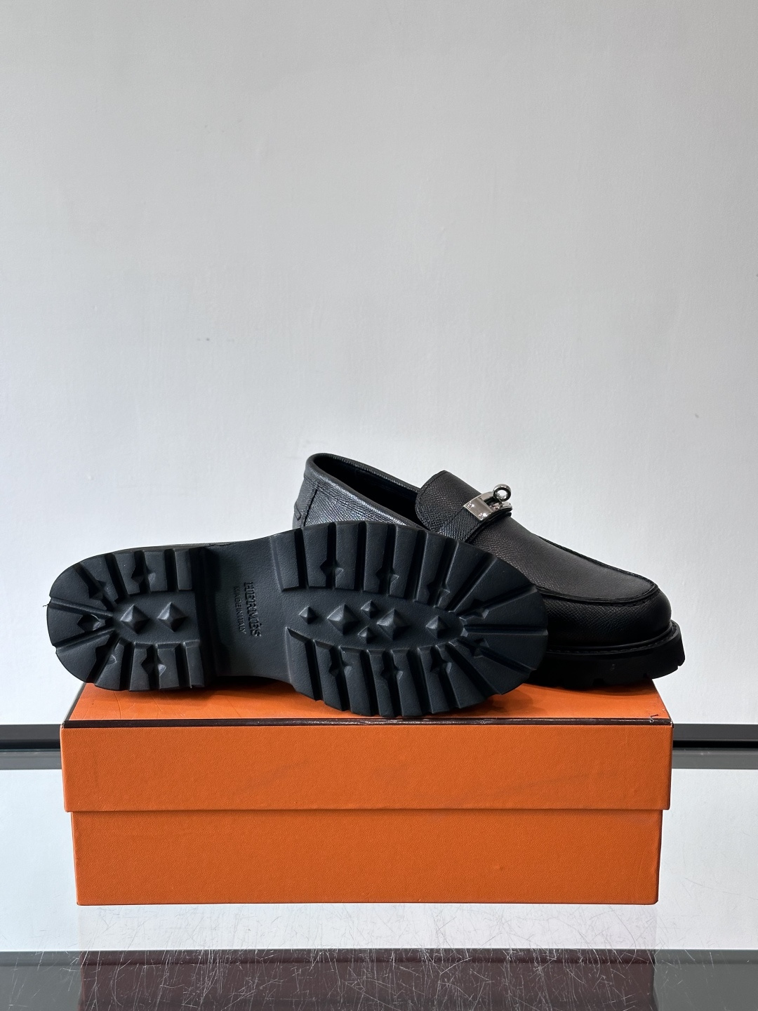 ​​👞爱马仕Icone乐福鞋，光面小牛皮+Kelly金属扣，低调又有质感✨。厚底设计轻盈舒适，意大利制造