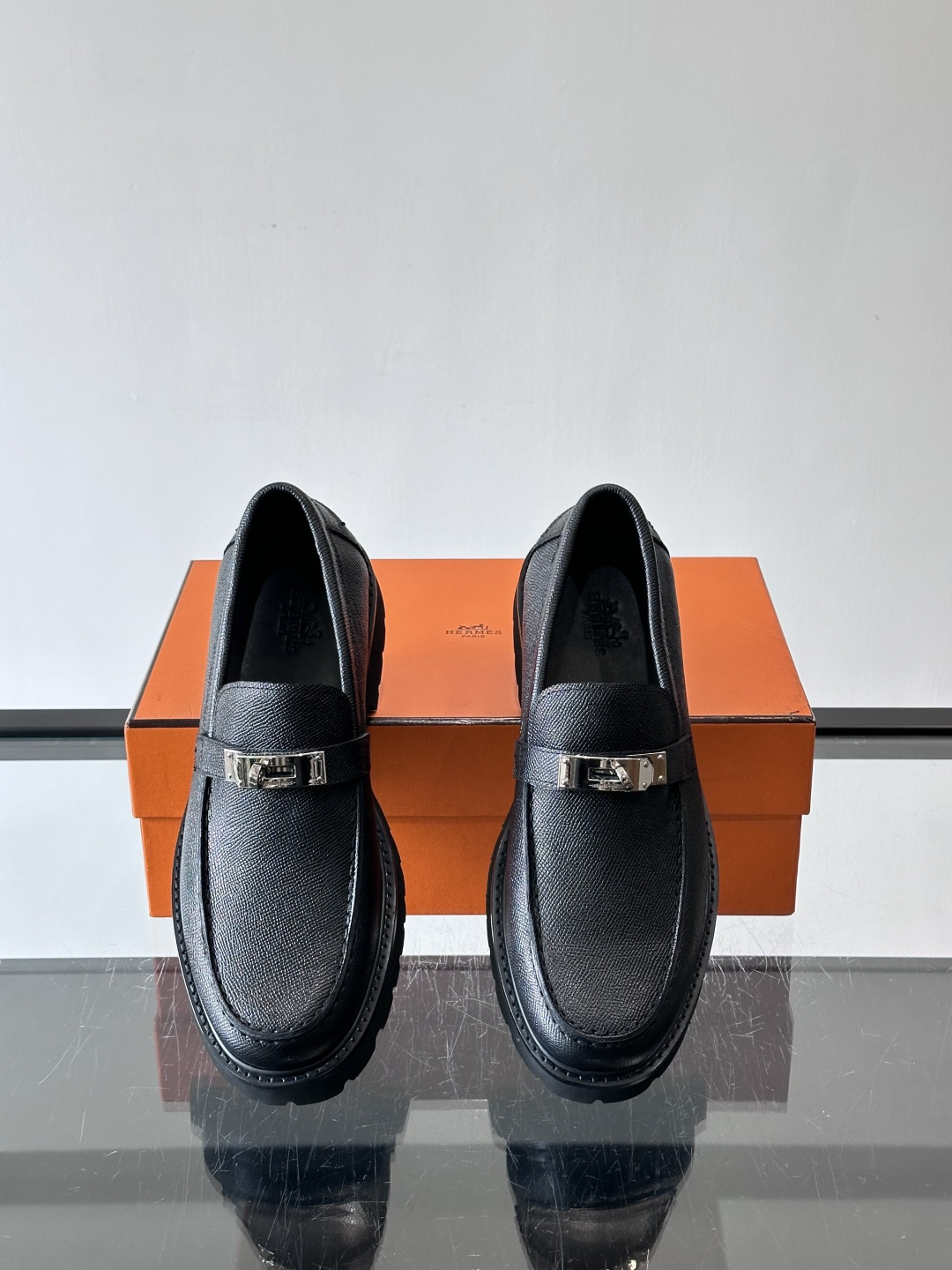 ​​👞爱马仕Icone乐福鞋，光面小牛皮+Kelly金属扣，低调又有质感✨。厚底设计轻盈舒适，意大利制造