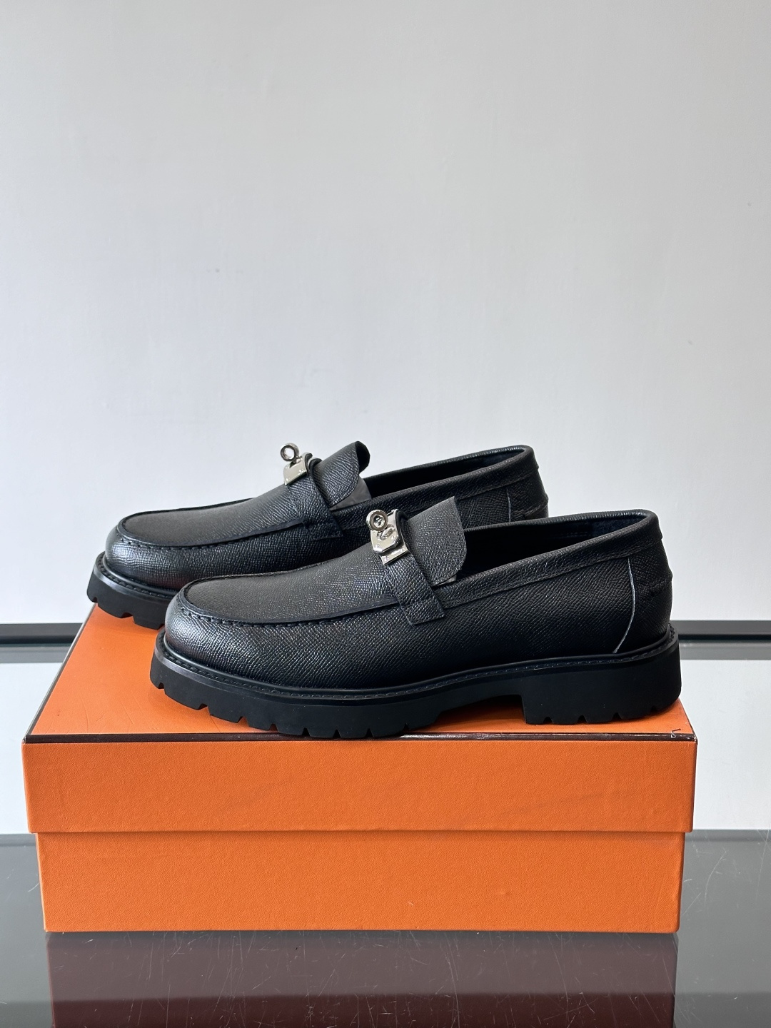 ​​👞爱马仕Icone乐福鞋，光面小牛皮+Kelly金属扣，低调又有质感✨。厚底设计轻盈舒适，意大利制造