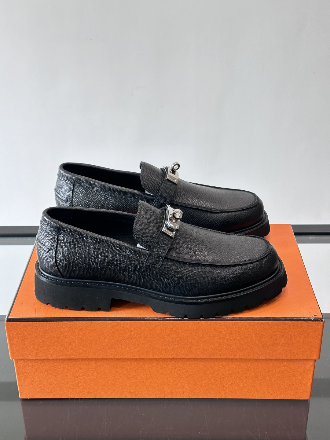 ​​👞爱马仕Icone乐福鞋，光面小牛皮+Kelly金属扣，低调又有质感✨。厚底设计轻盈舒适，意大利制造