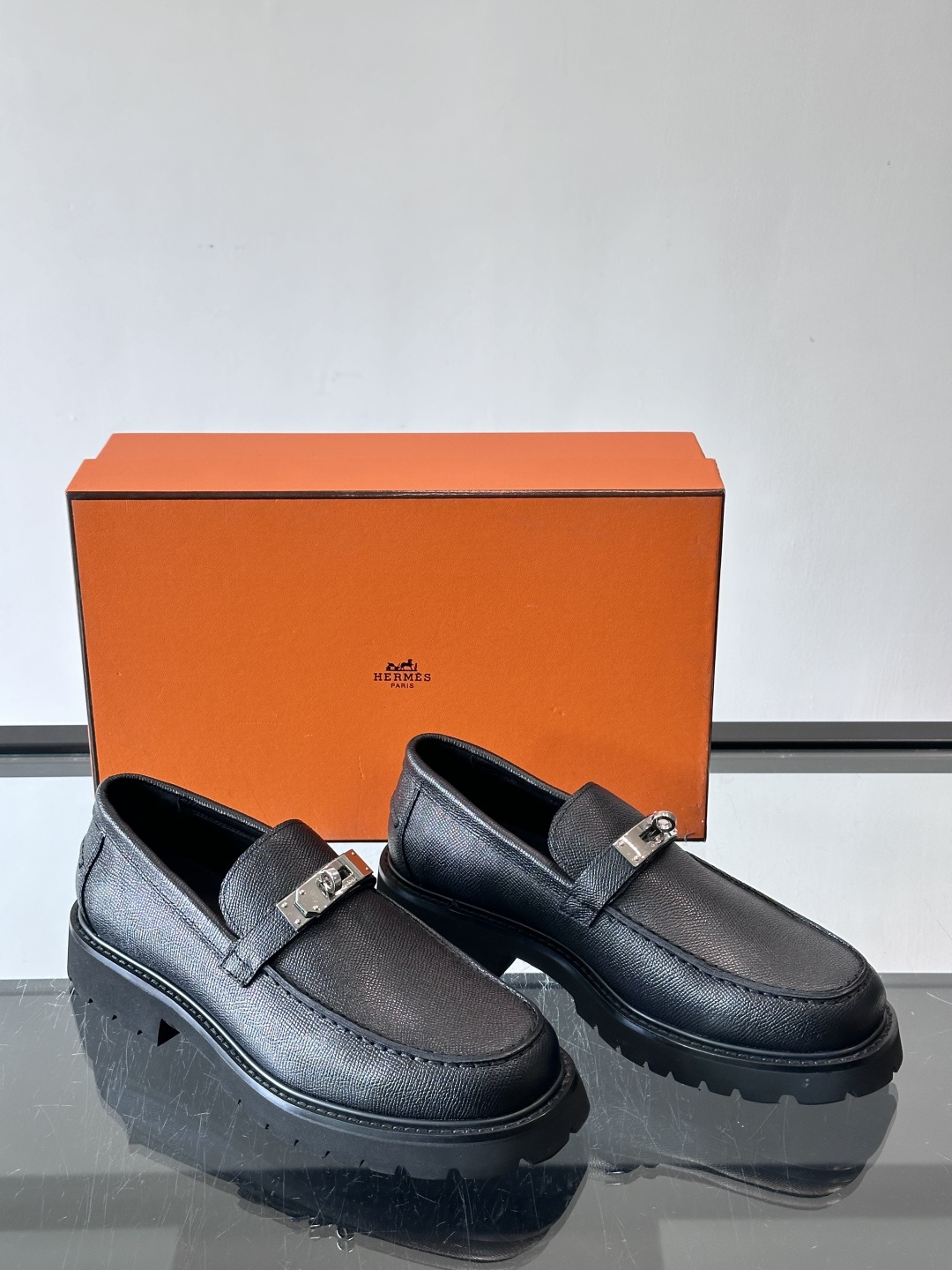 ​​👞爱马仕Icone乐福鞋，光面小牛皮+Kelly金属扣，低调又有质感✨。厚底设计轻盈舒适，意大利制造