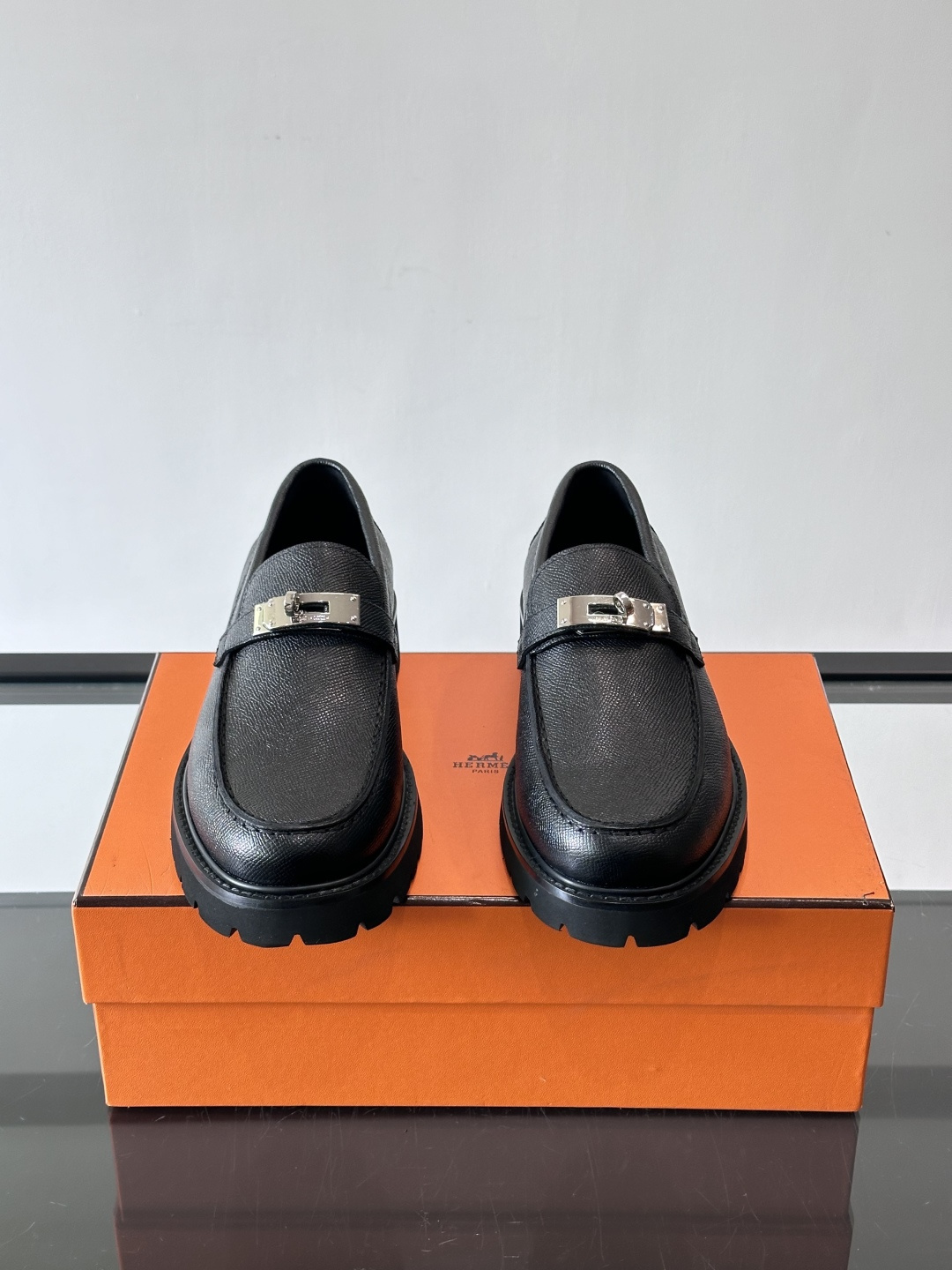 ​​👞爱马仕Icone乐福鞋，光面小牛皮+Kelly金属扣，低调又有质感✨。厚底设计轻盈舒适，意大利制造