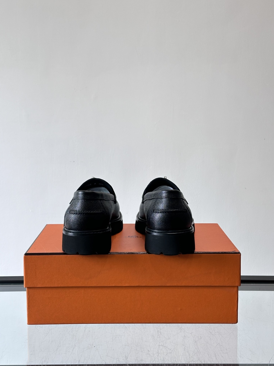 ​​👞爱马仕Icone乐福鞋，光面小牛皮+Kelly金属扣，低调又有质感✨。厚底设计轻盈舒适，意大利制造