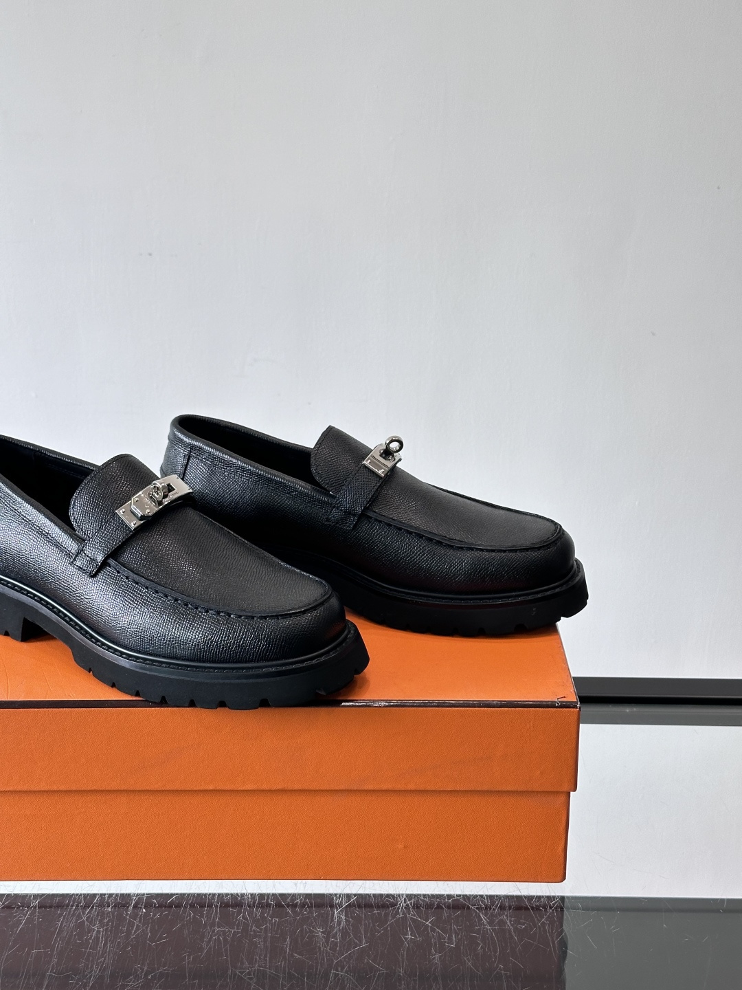 ​​👞爱马仕Icone乐福鞋，光面小牛皮+Kelly金属扣，低调又有质感✨。厚底设计轻盈舒适，意大利制造