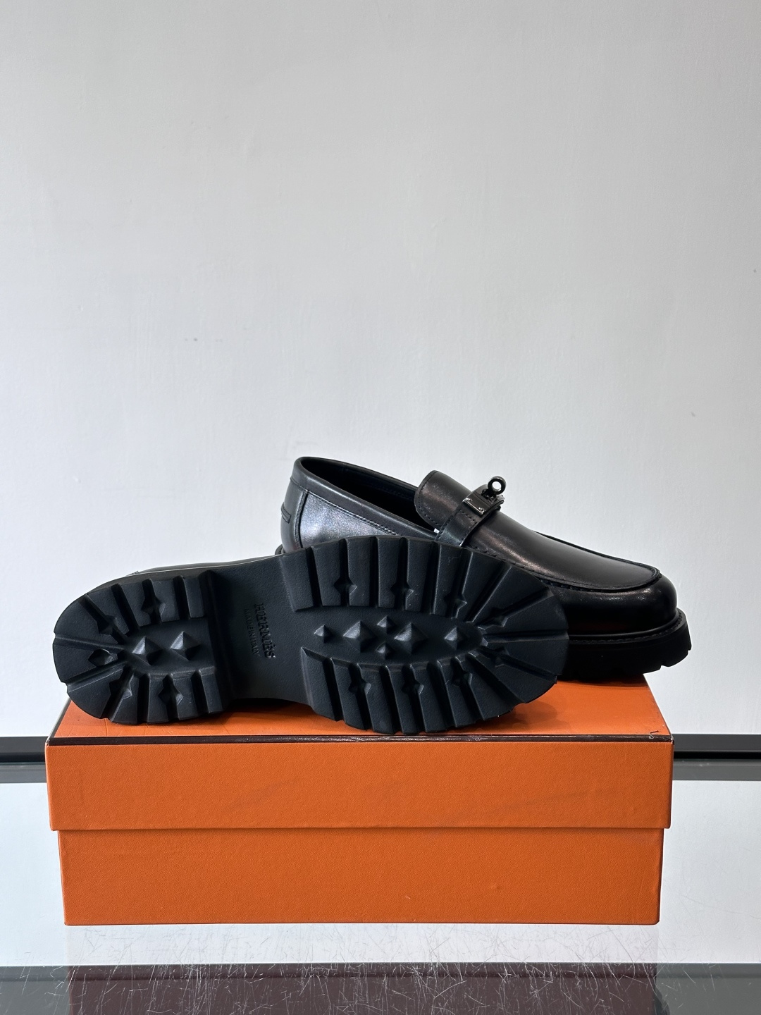 ​​👞爱马仕Icone乐福鞋，光面小牛皮+Kelly金属扣，低调又有质感✨。厚底设计轻盈舒适，意大利制造