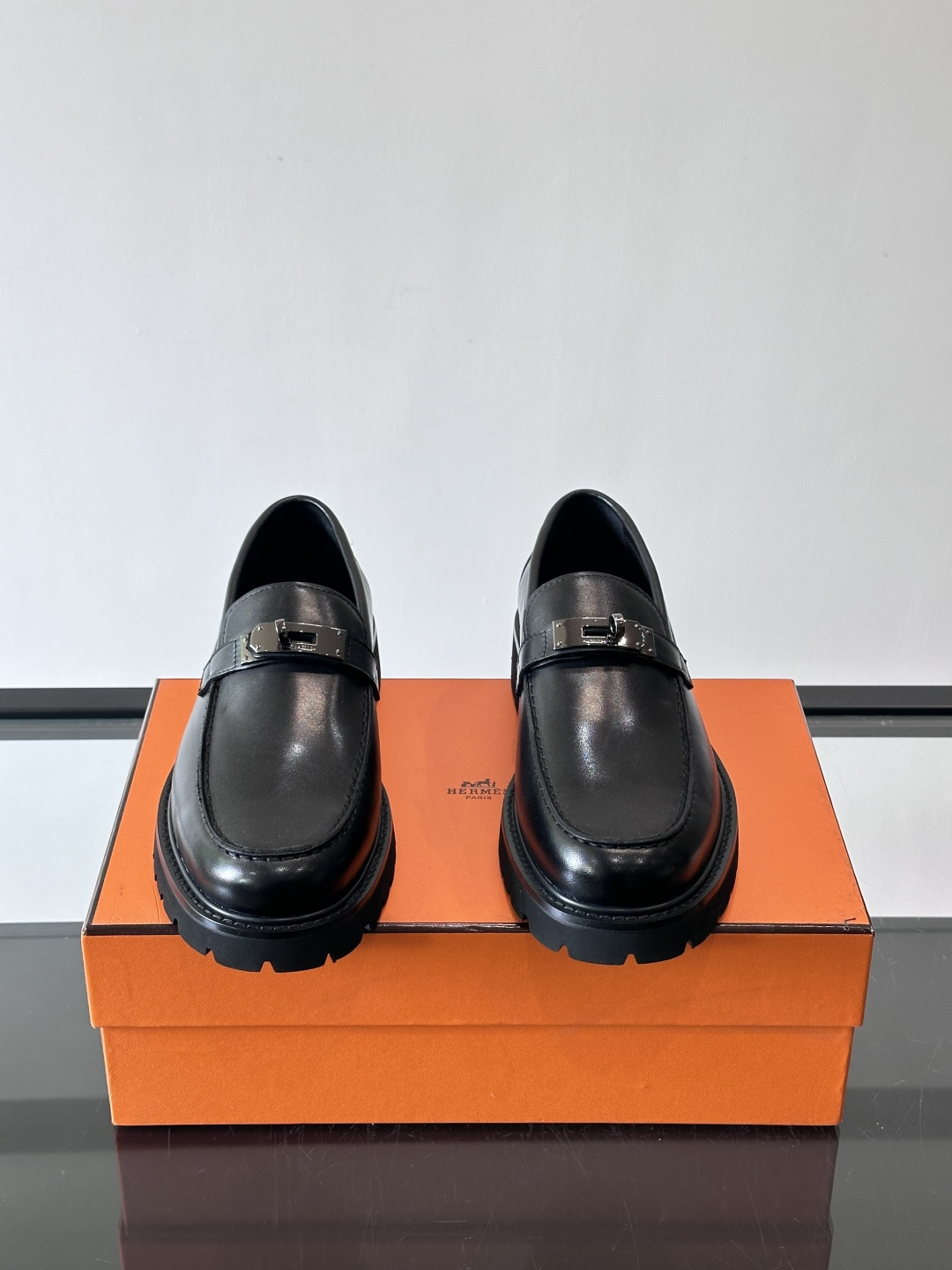 ​​👞爱马仕Icone乐福鞋，光面小牛皮+Kelly金属扣，低调又有质感✨。厚底设计轻盈舒适，意大利制造