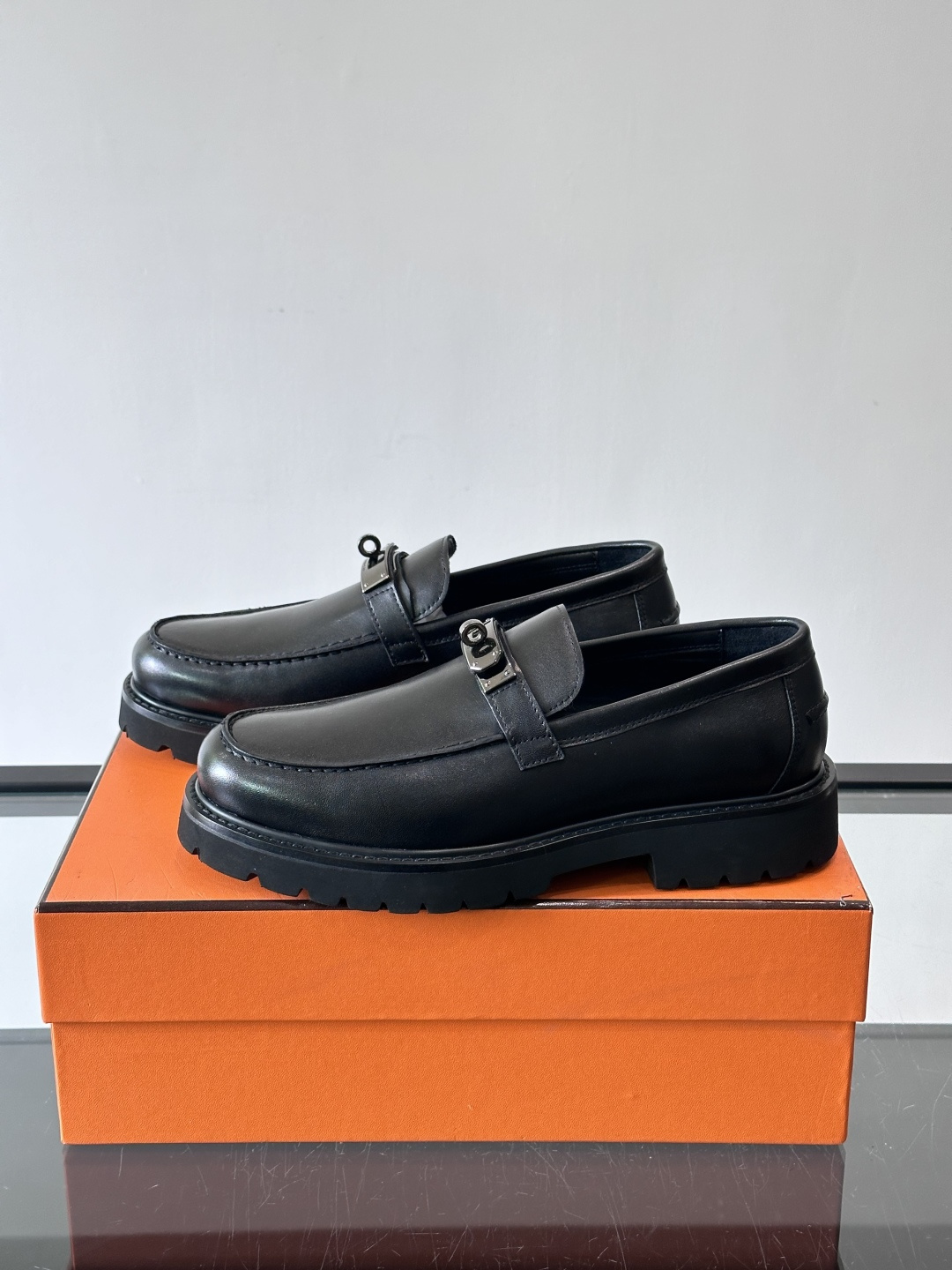 ​​👞爱马仕Icone乐福鞋，光面小牛皮+Kelly金属扣，低调又有质感✨。厚底设计轻盈舒适，意大利制造