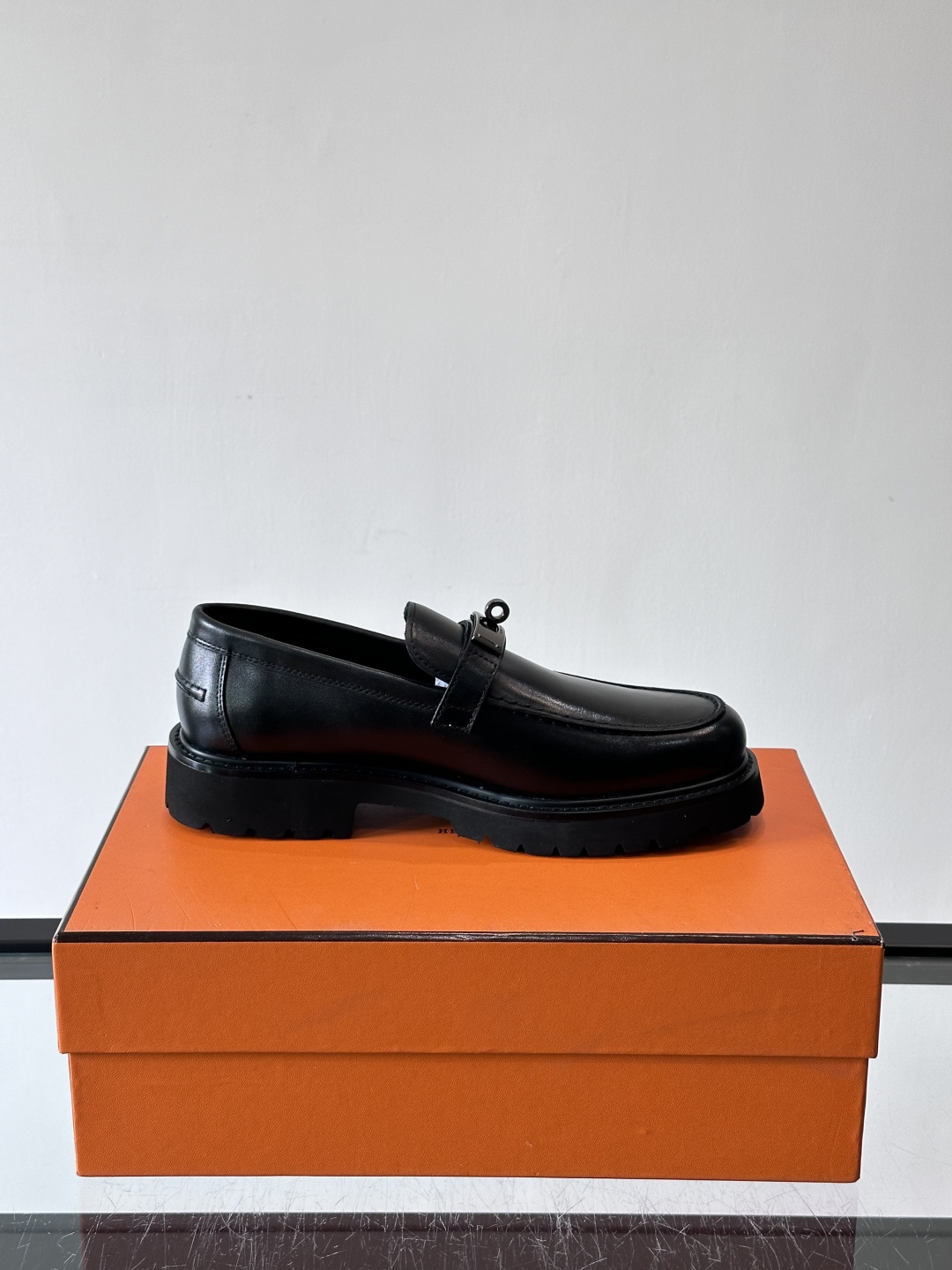 ​​👞爱马仕Icone乐福鞋，光面小牛皮+Kelly金属扣，低调又有质感✨。厚底设计轻盈舒适，意大利制造